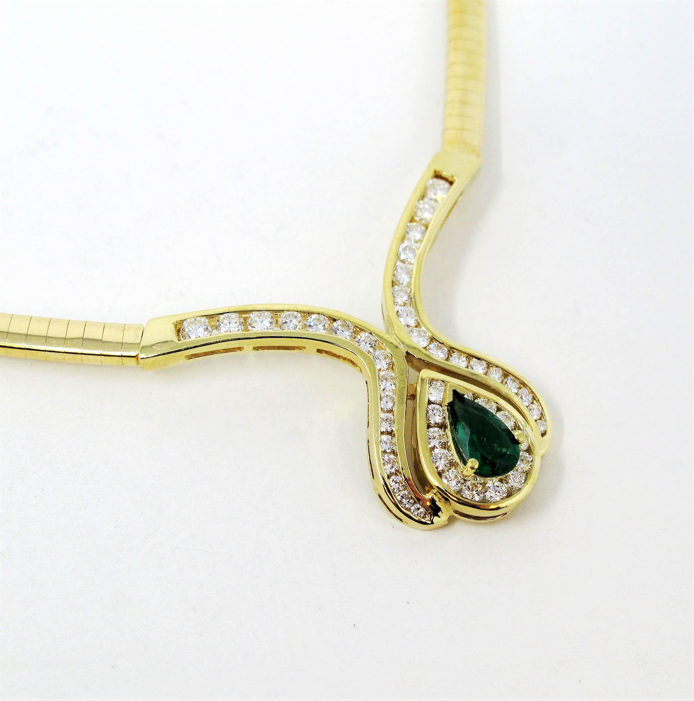 Collana Omega con smeraldo taglio pera e diamanti a raggiera in oro giallo 18 carati In condizioni buone in vendita a Scottsdale, AZ