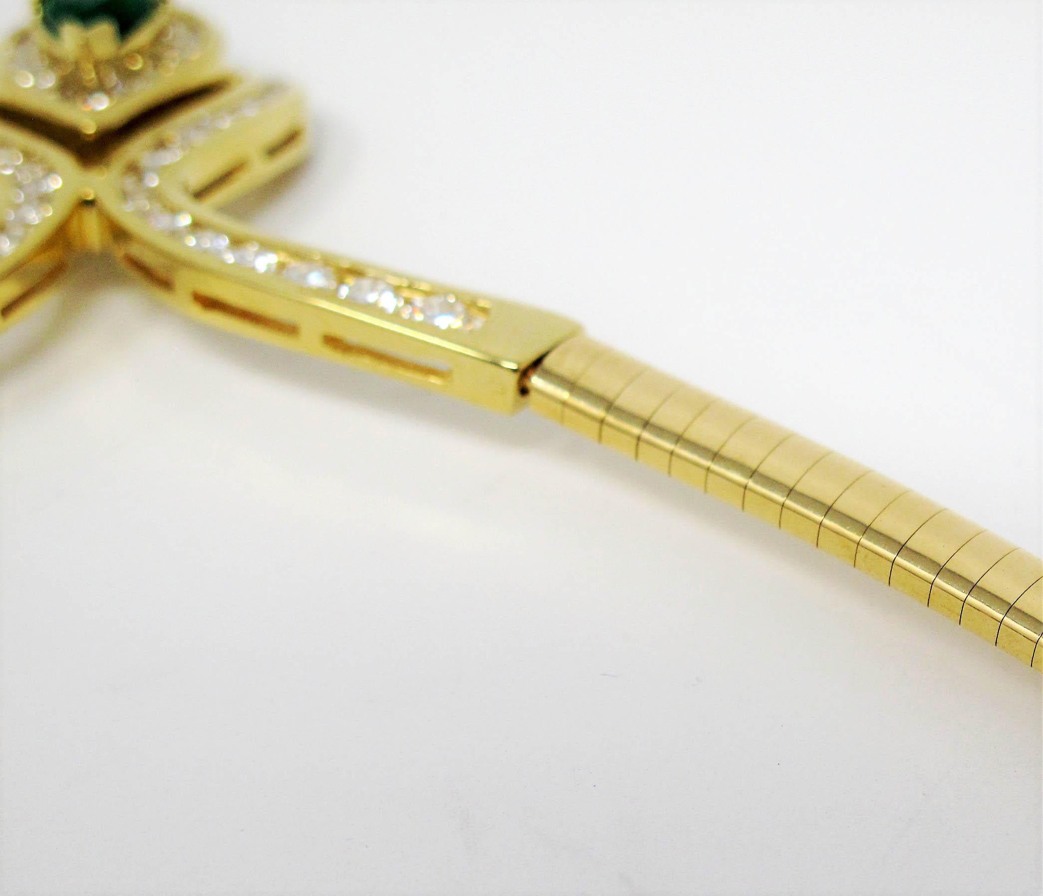 Collier Omega en or jaune 18 carats avec halo d'émeraudes tailles mixtes et de diamants en forme de poire en vente 1