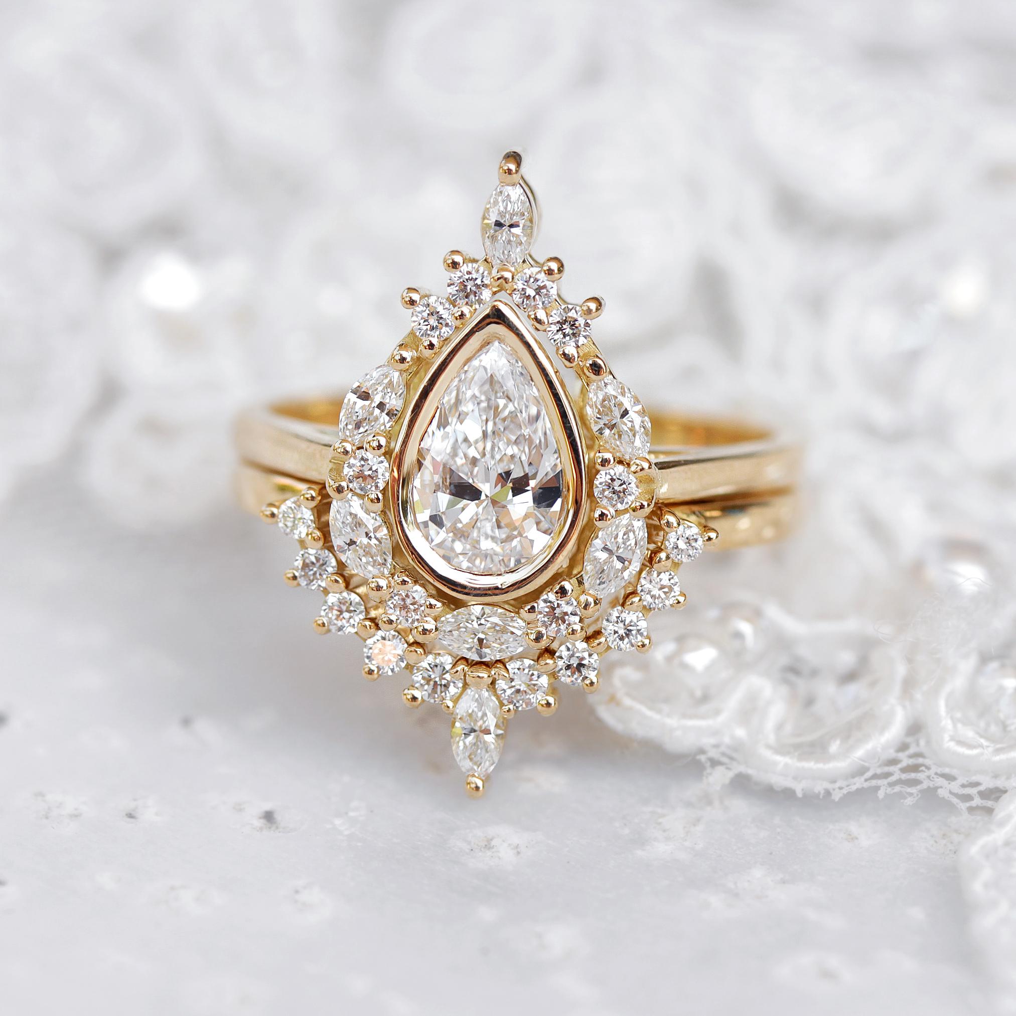 Art déco Bague de fiançailles assortie avec diamant en forme de poire et halo de diamants unique, Eva en vente