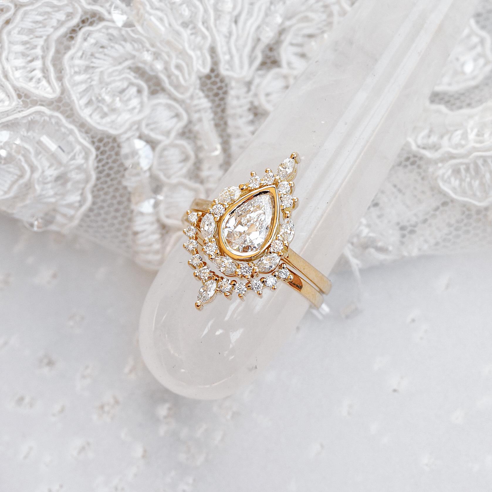 Bague de fiançailles assortie avec diamant en forme de poire et halo de diamants unique, Eva Pour femmes en vente