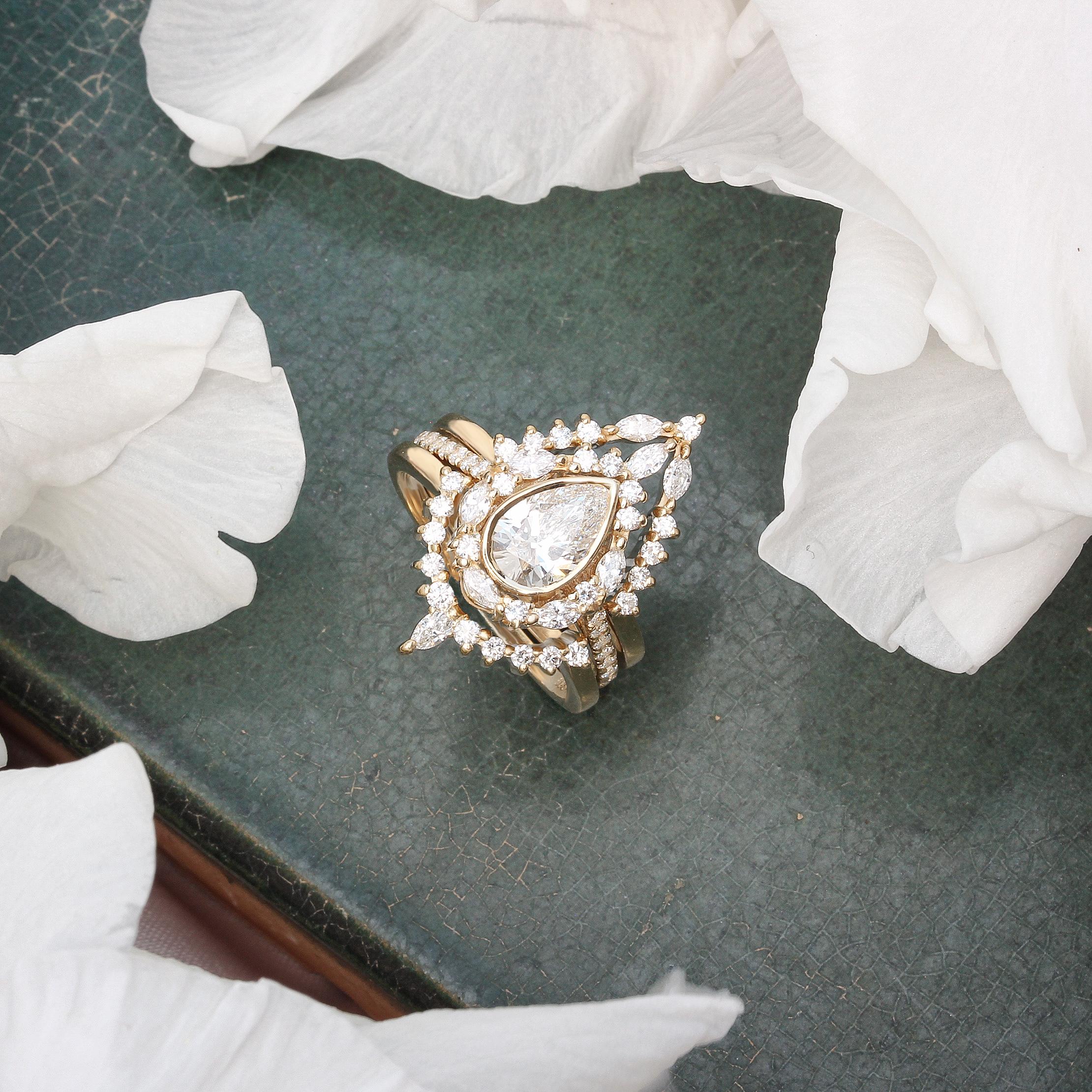 Ensemble de bague de fiançailles à trois anneaux en moissanite poire, halo de diamants unique - Eva Neuf - En vente à Hertsliya, IL