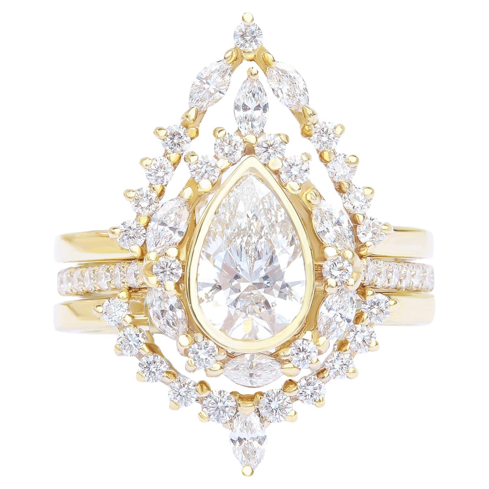 Ensemble de bague de fiançailles à trois anneaux en moissanite poire, halo de diamants unique - Eva en vente