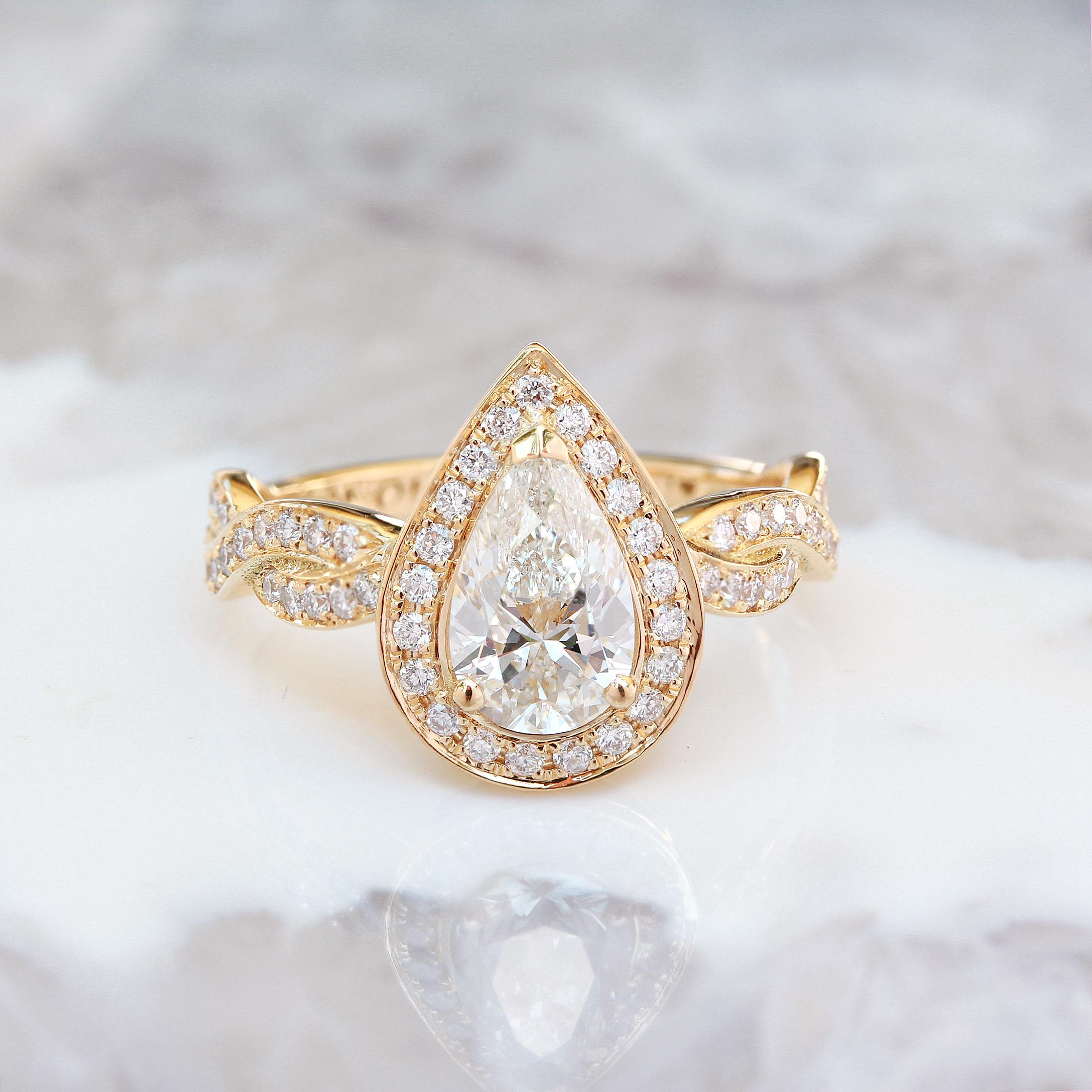 Pear Moissanite Infinity Twist Shank Engagement Ring & Diamond Ring guard Zeus en vente 1
