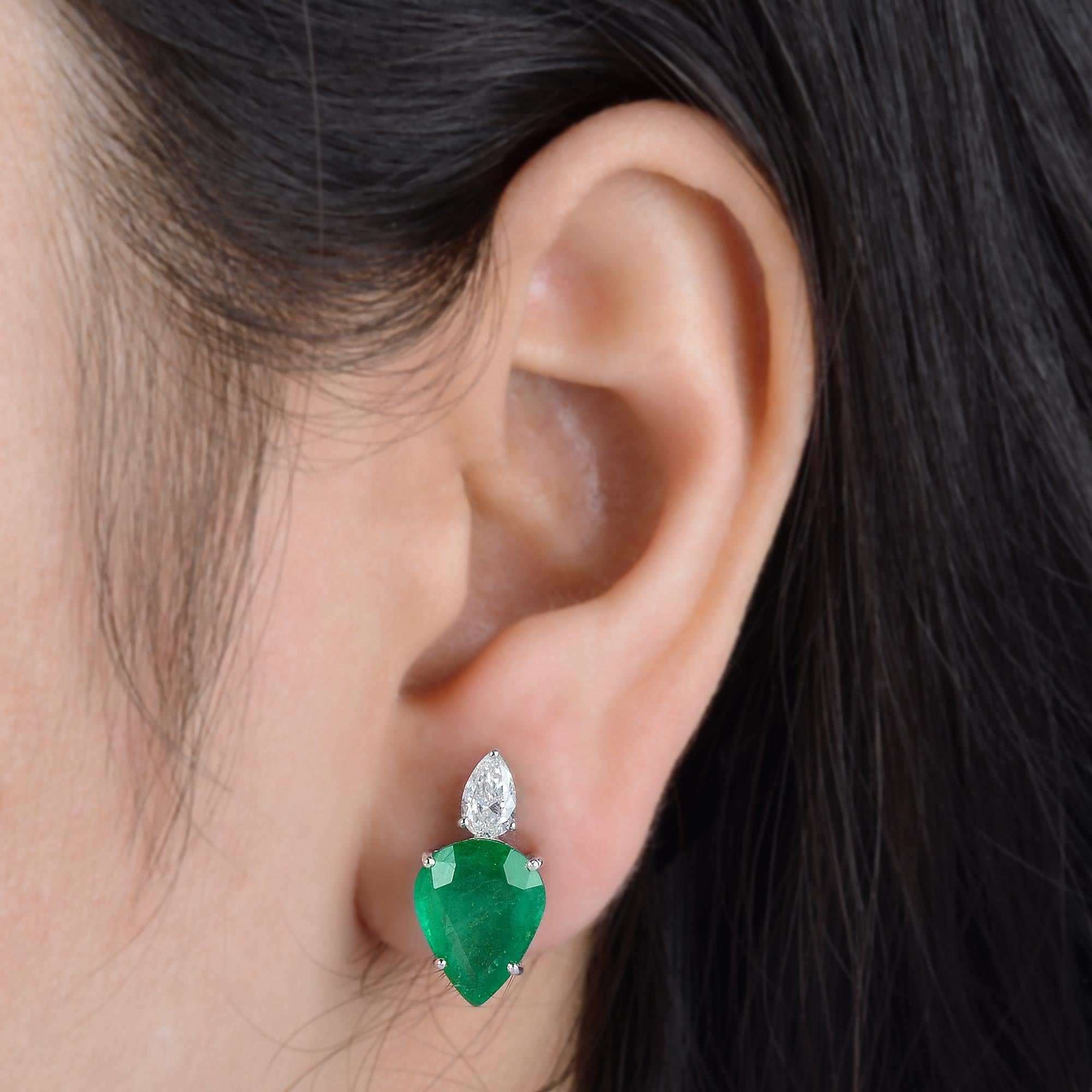 Ces boucles d'oreilles en or blanc 18 carats sont composées d'une émeraude de taille poire pointant vers le bas et d'un diamant de taille poire serti au-dessus de l'émeraude pointant vers le haut, ce qui en fait un minuscule clou d'oreilles.
Les