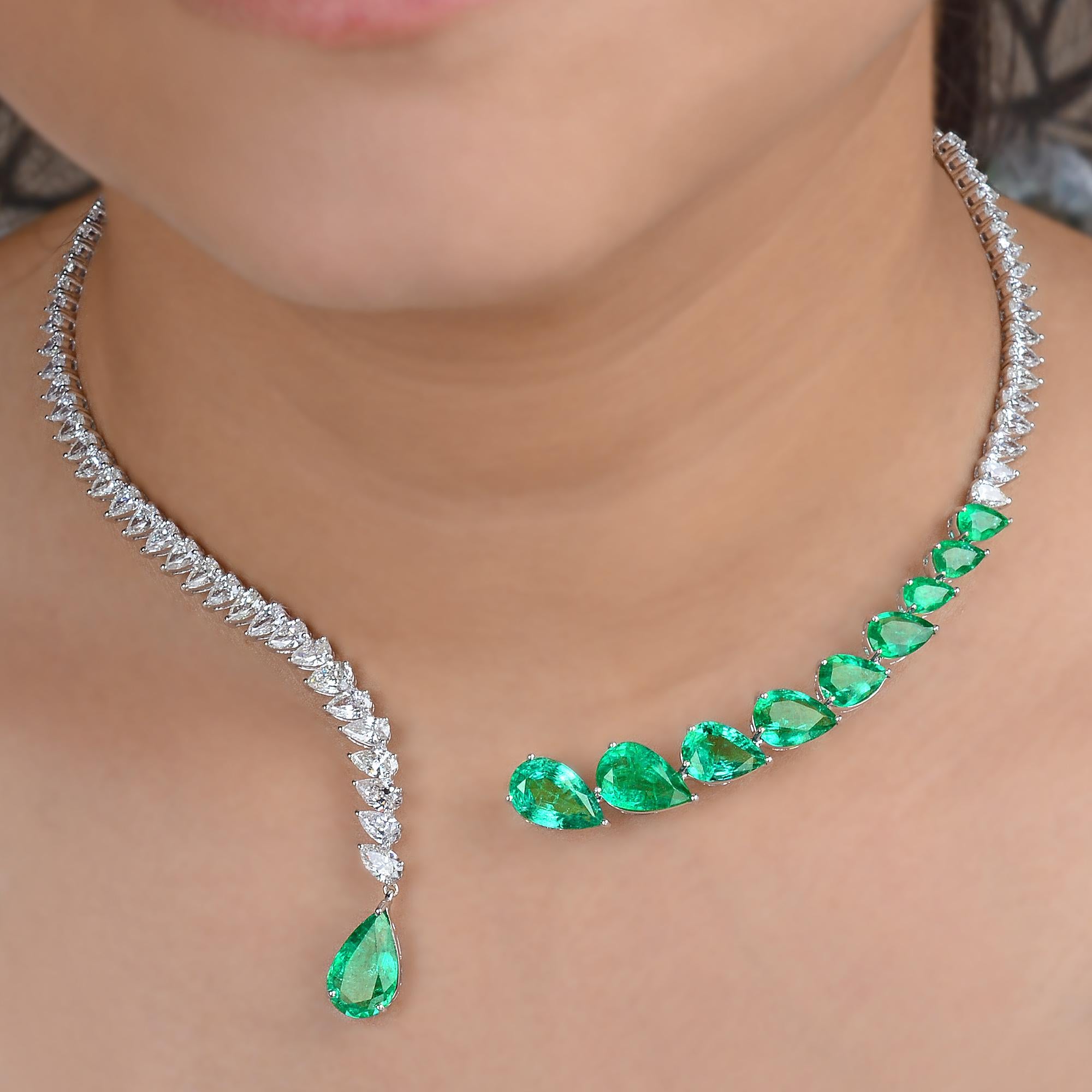 Moderno Pear Natural Emerald Gemstone Collare Collana Choker Diamante Oro Bianco 14 Carati in vendita