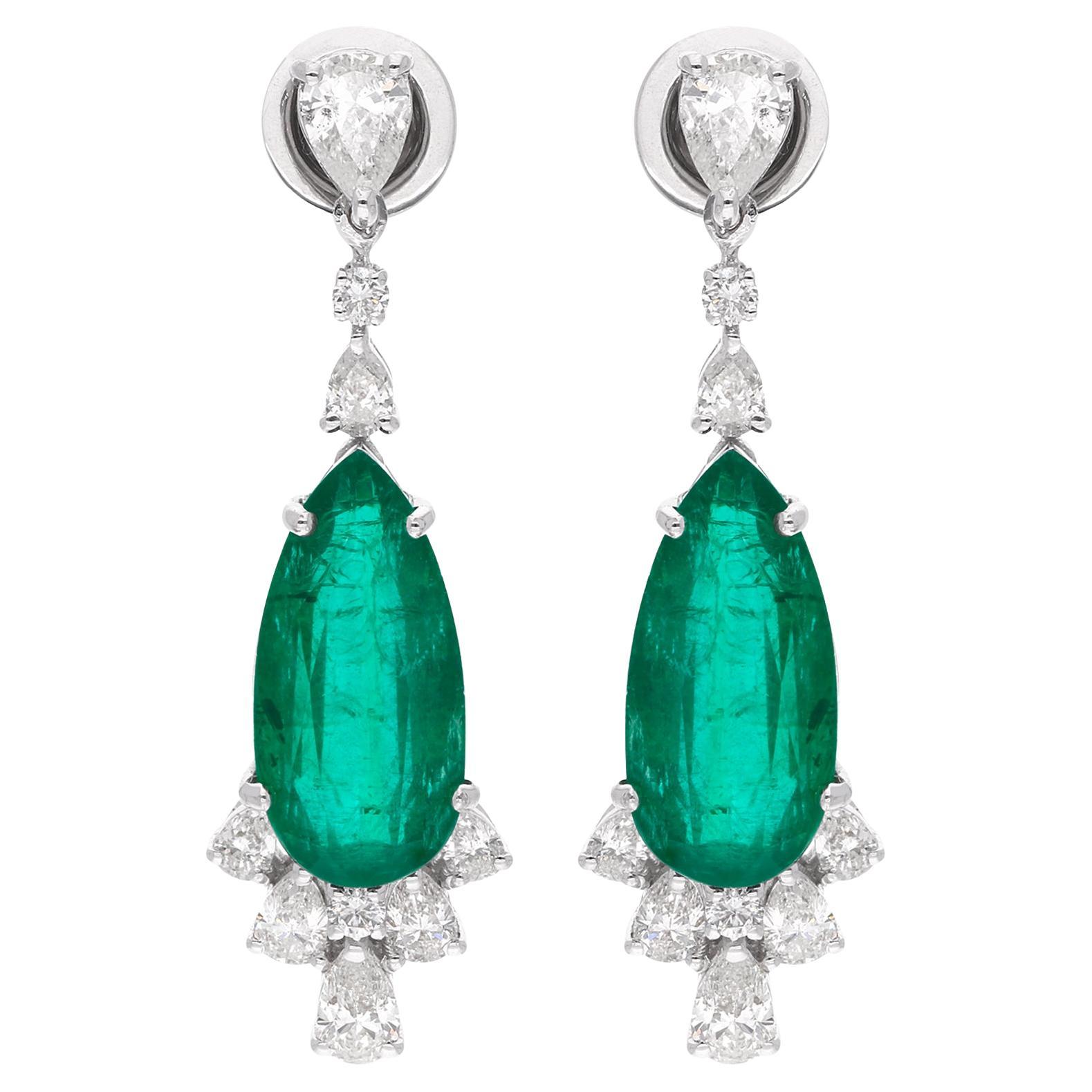 Boucles d'oreilles poire en or blanc 14 carats avec émeraudes naturelles et diamants en vente