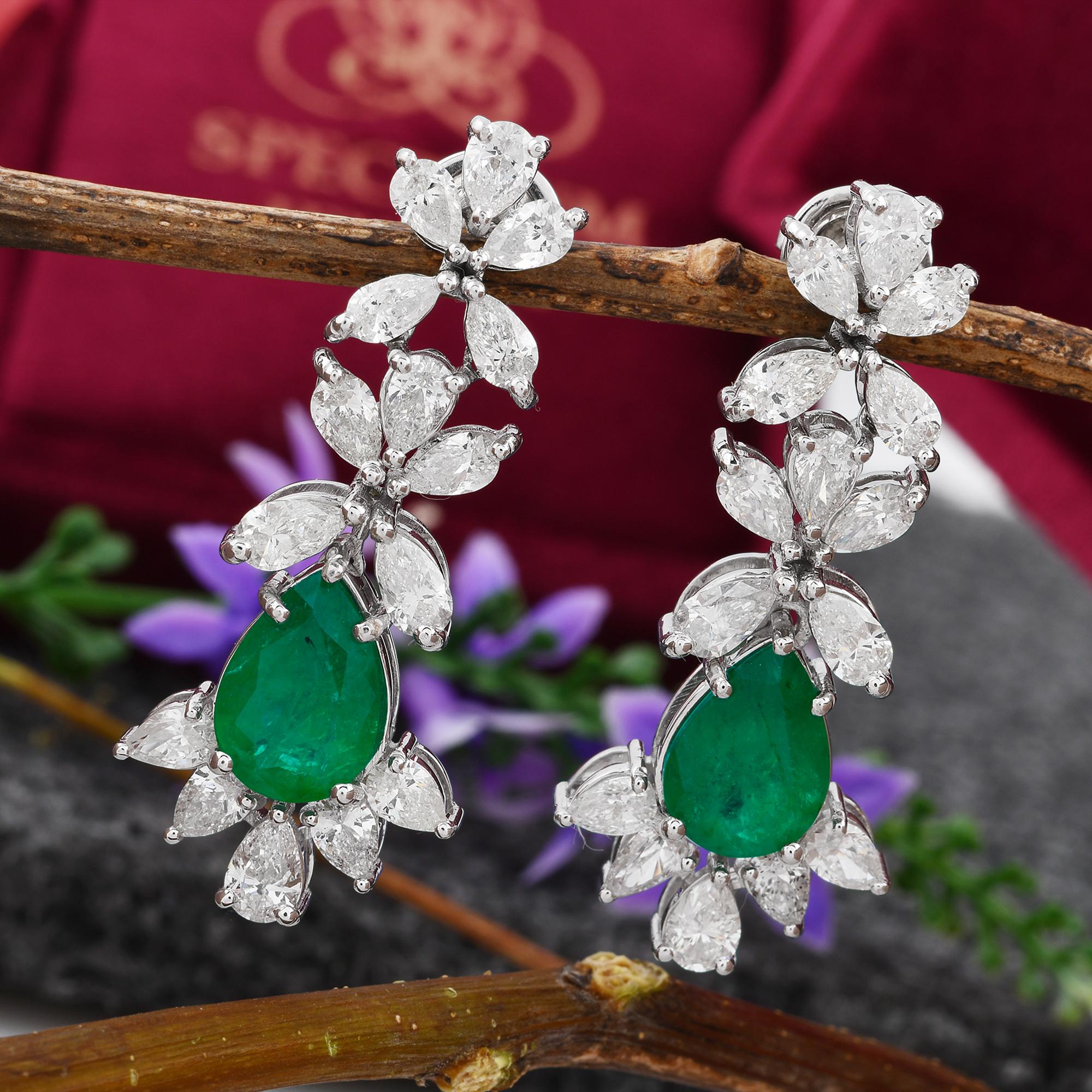 Moderno Orecchini pendenti con gemma di smeraldo naturale pera Diamante pera Oro bianco 18 carati in vendita