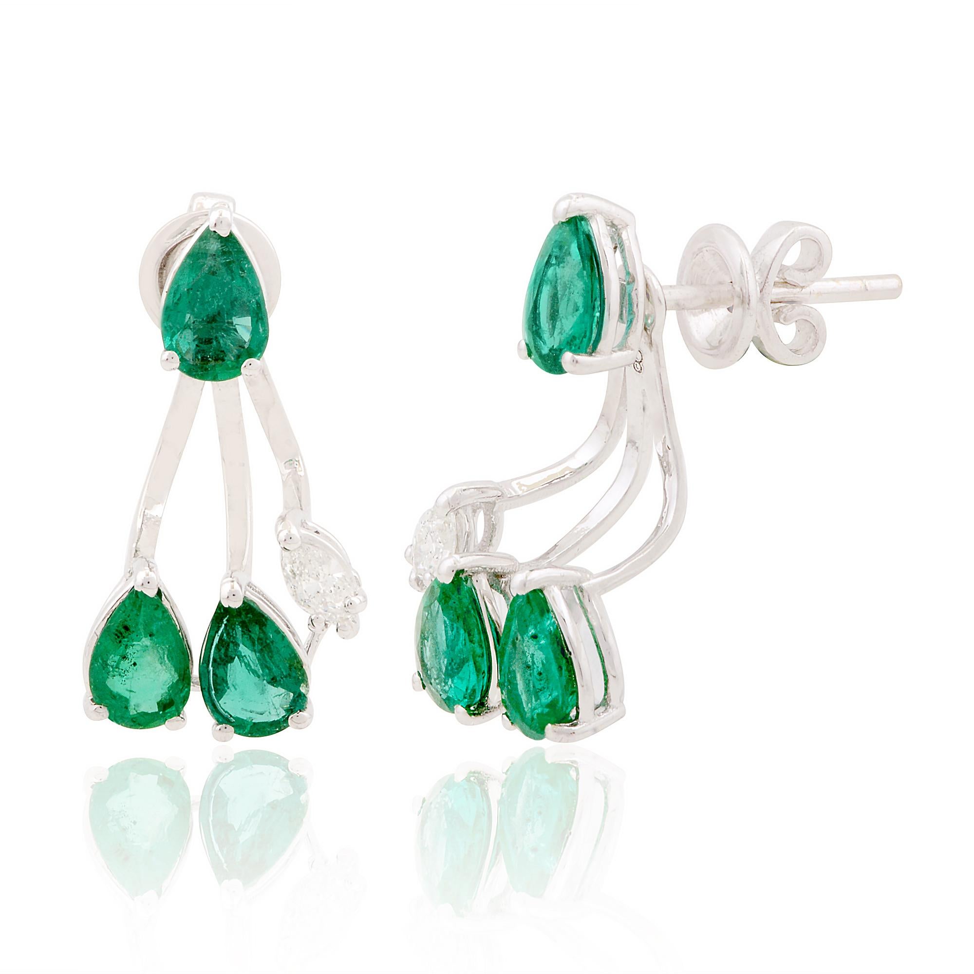 Coulées dans de l'or 14 carats, ces boucles d'oreilles exquises sont serties d'une émeraude zambienne de 1,83 carats et de diamants étincelants de 0,16 carats.

Suivez la vitrine de Spectrum Jewels pour découvrir la dernière collection et les pièces