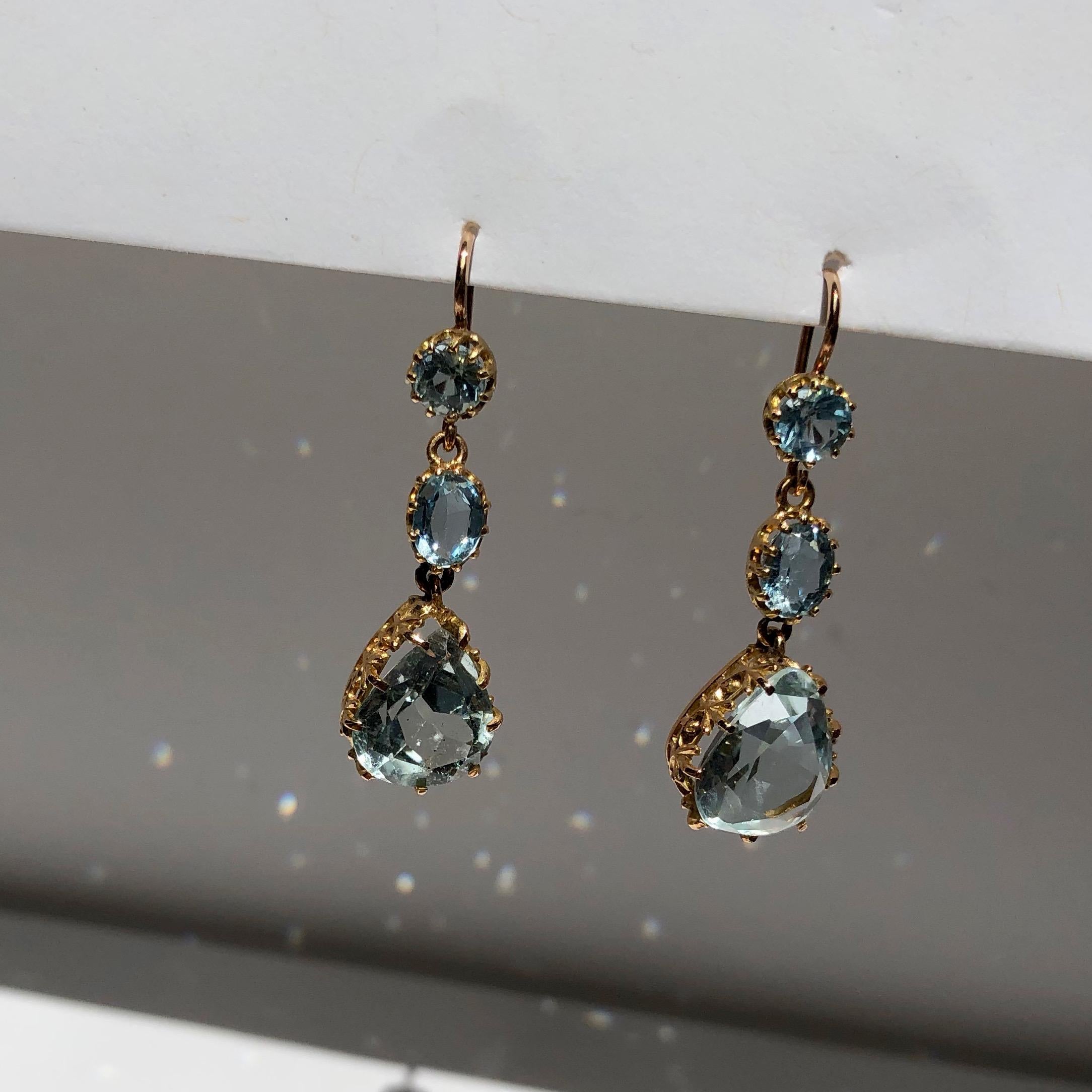 Pear and Old Cut Triple Aquamarine Drop Chandelier Earrings 18 Karat Yellow Gold For Sale 4