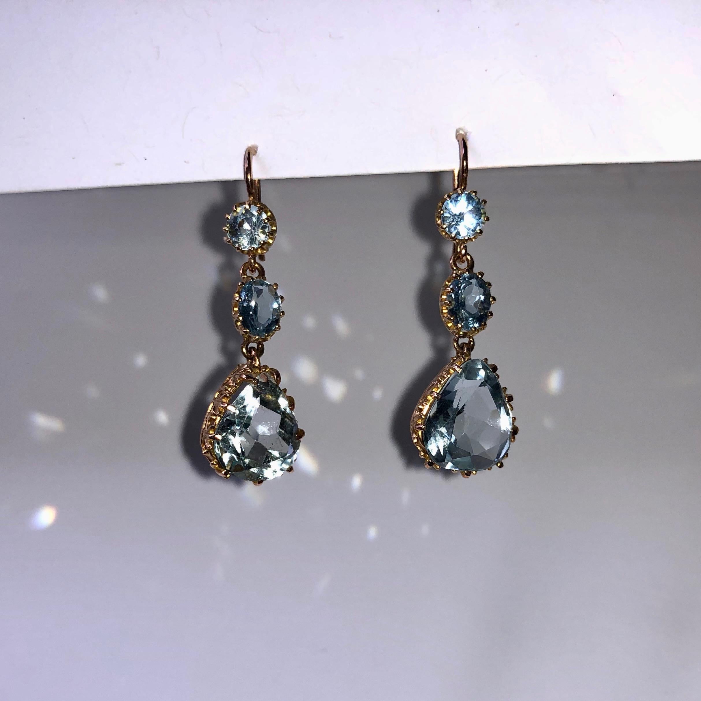 Pear and Old Cut Triple Aquamarine Drop Chandelier Earrings 18 Karat Yellow Gold In Good Condition For Sale In London, GB