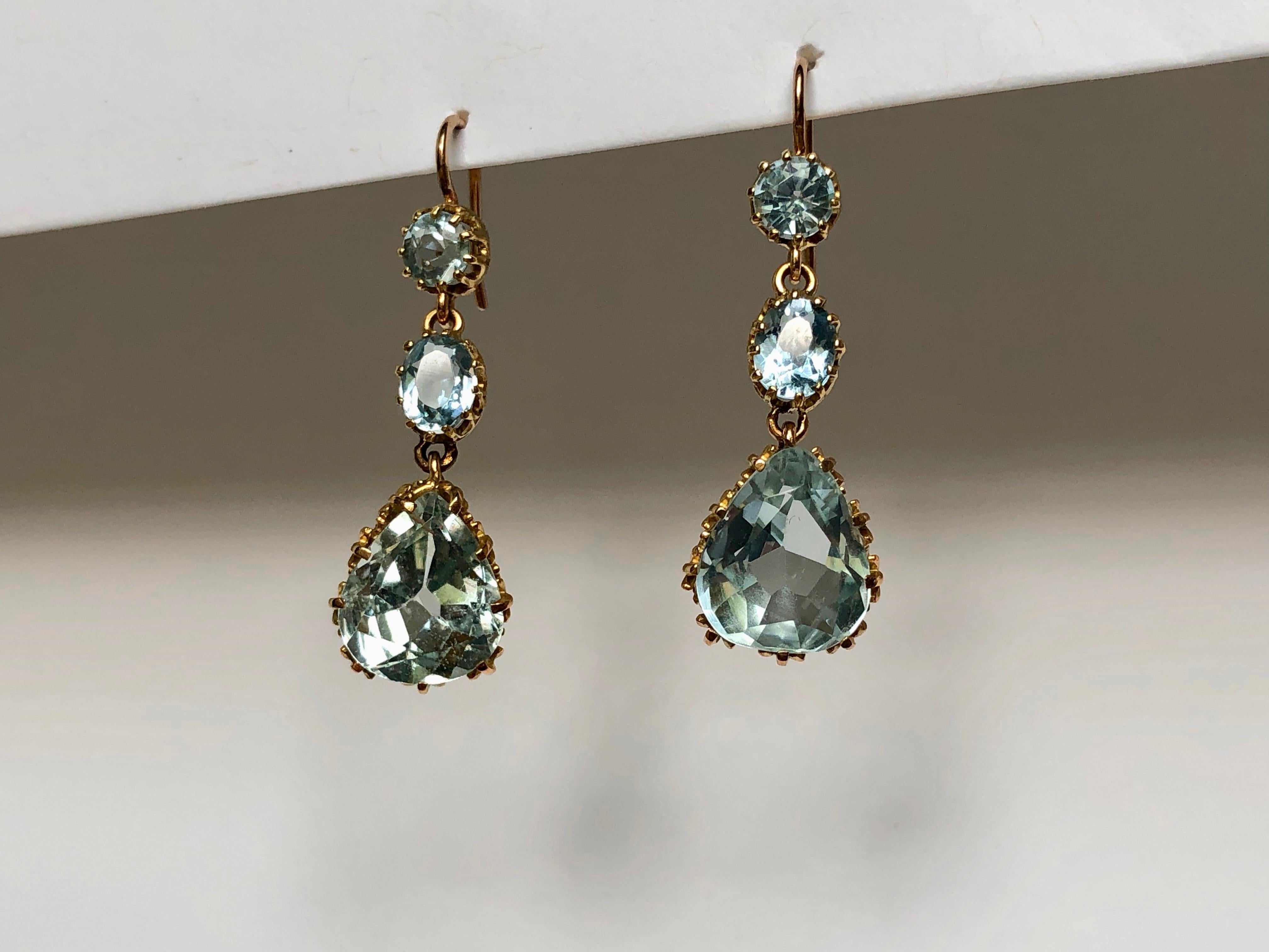 Women's Pear and Old Cut Triple Aquamarine Drop Chandelier Earrings 18 Karat Yellow Gold For Sale