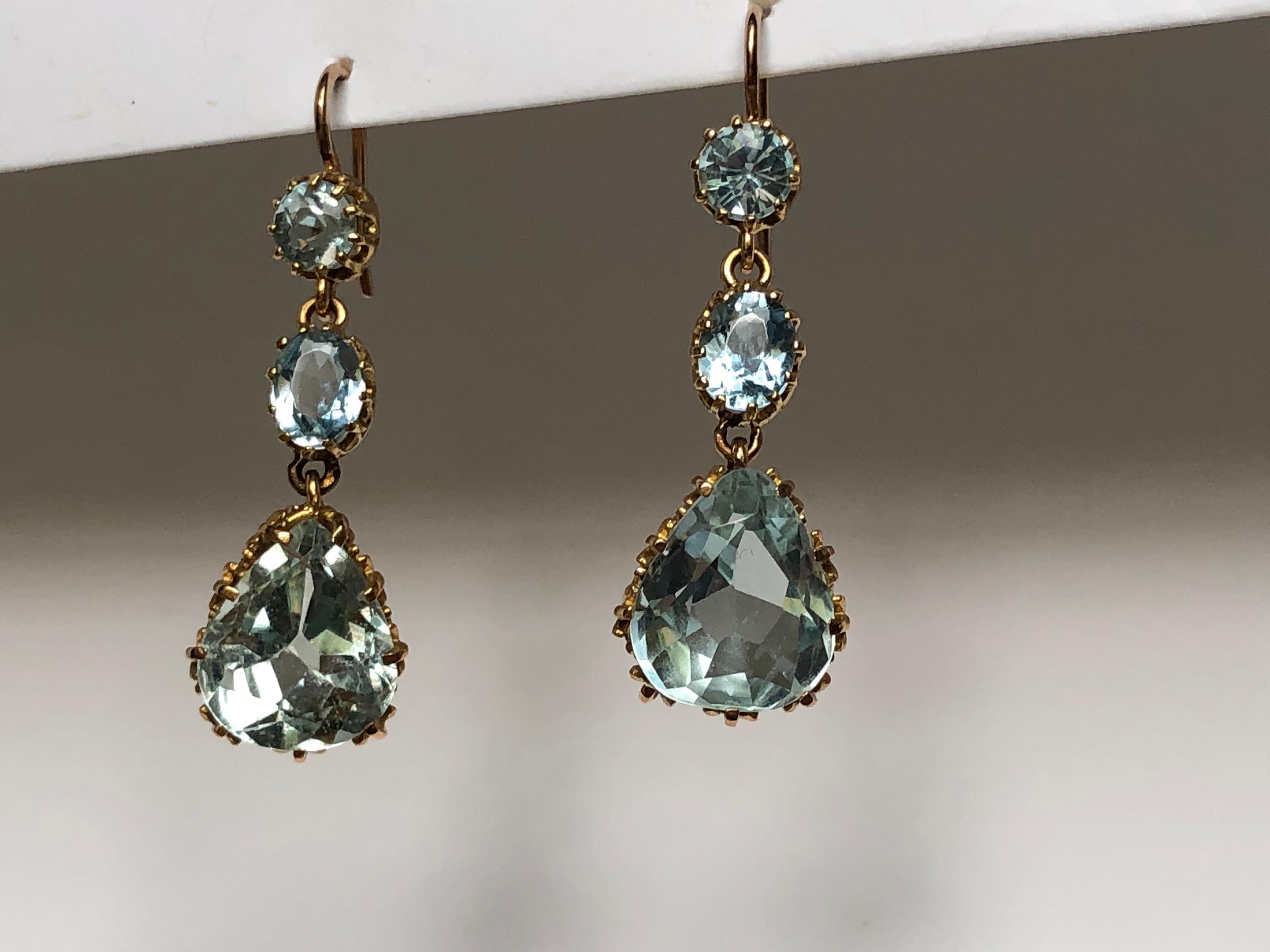 Pear and Old Cut Triple Aquamarine Drop Chandelier Earrings 18 Karat Yellow Gold For Sale 1
