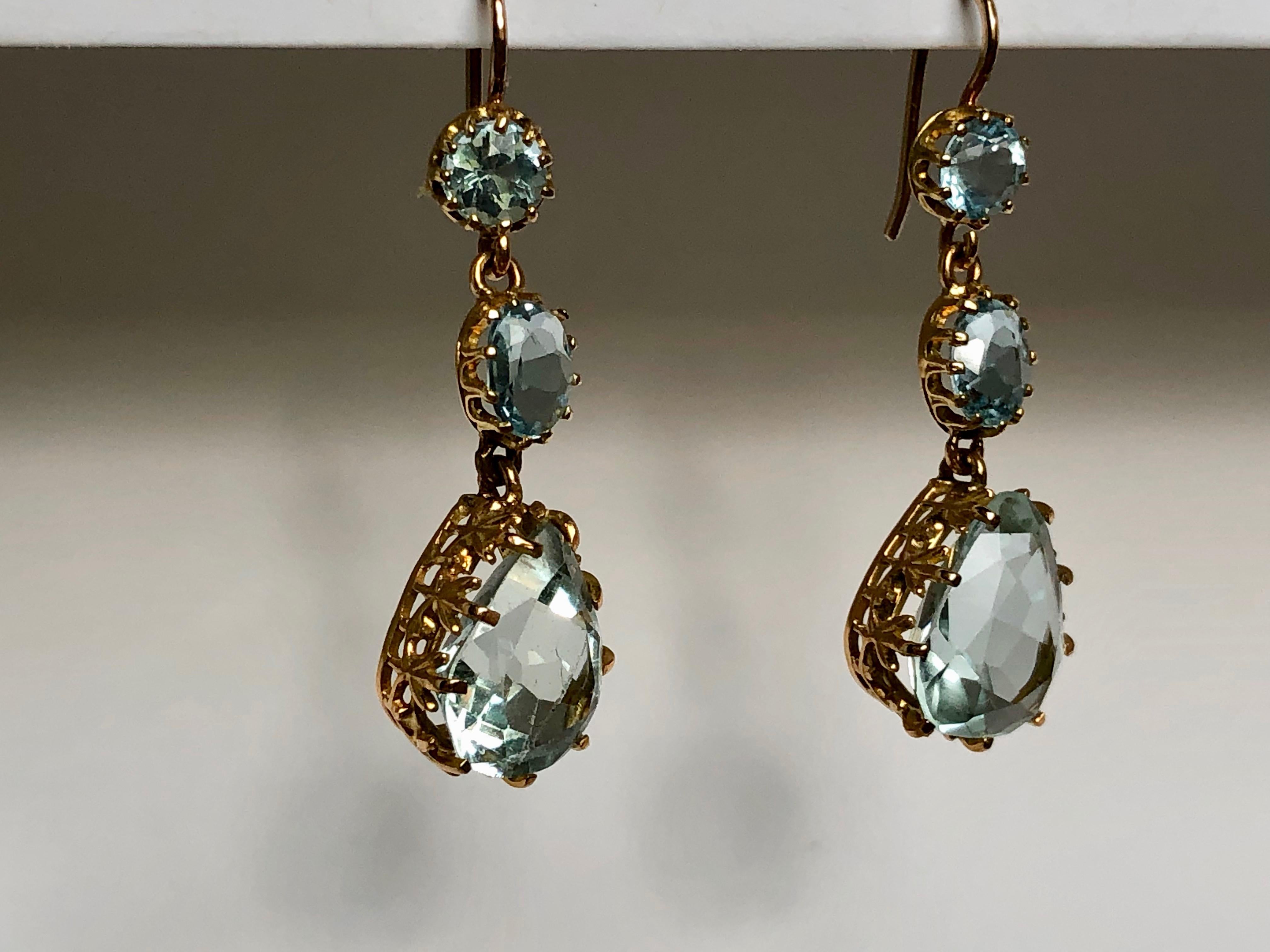 Pear and Old Cut Triple Aquamarine Drop Chandelier Earrings 18 Karat Yellow Gold For Sale 2