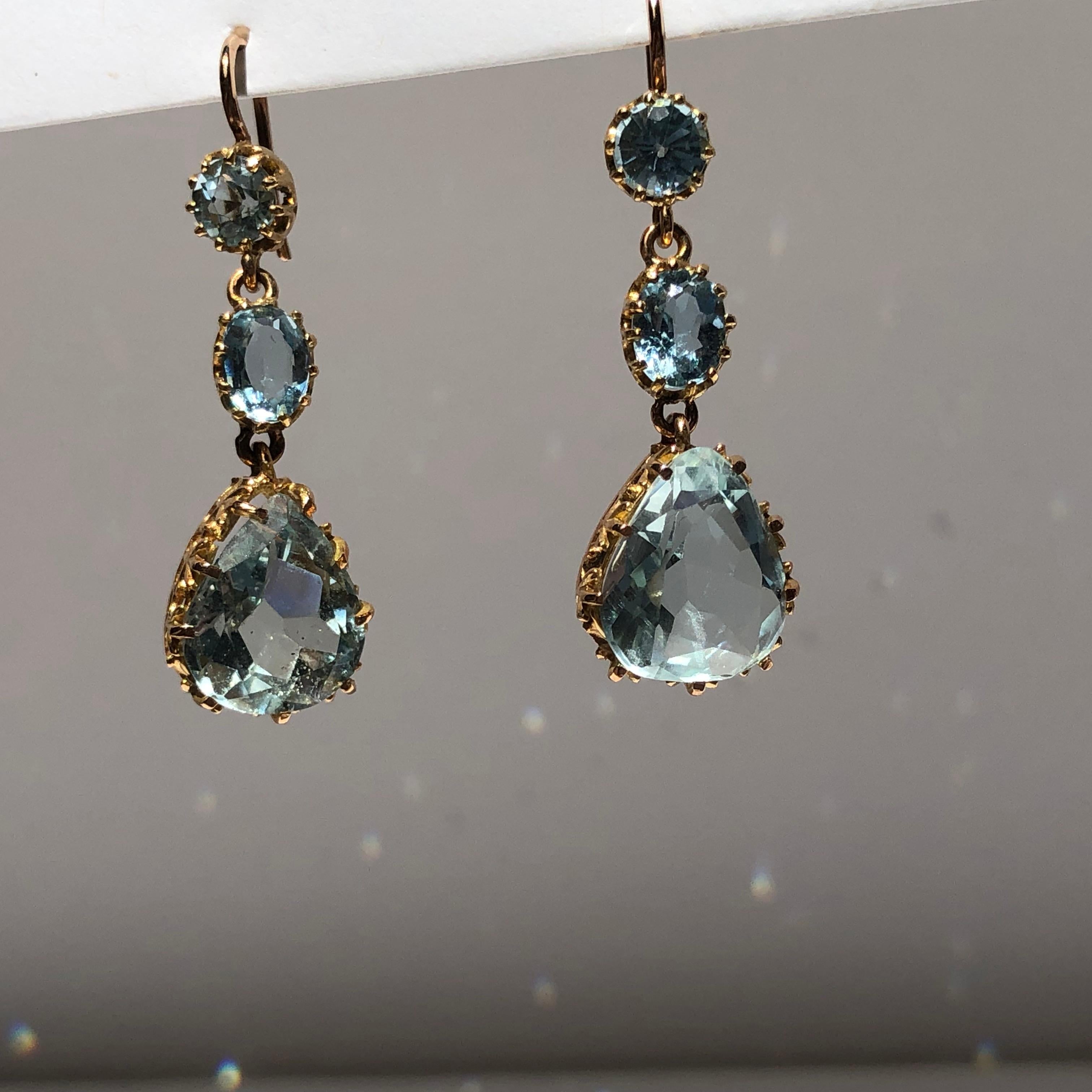 Pear and Old Cut Triple Aquamarine Drop Chandelier Earrings 18 Karat Yellow Gold For Sale 3