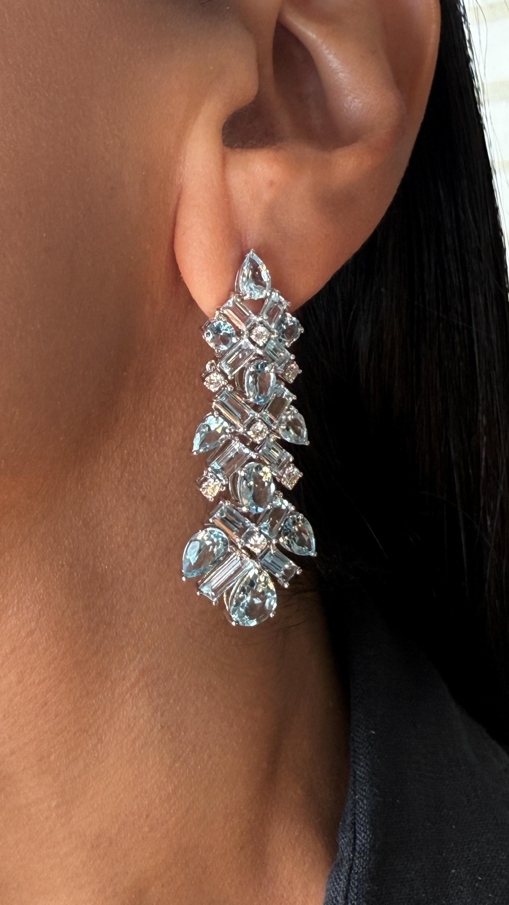 Pendientes de gota de aguamarina y diamantes pera, oval y baguette en oro blanco de 18 quilates en Nuevo estado para la venta en New York, NY