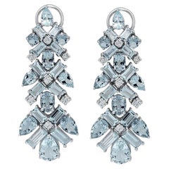 Orecchini a goccia con pera, acquamarina ovale e baguette e diamanti in oro bianco 18 carati