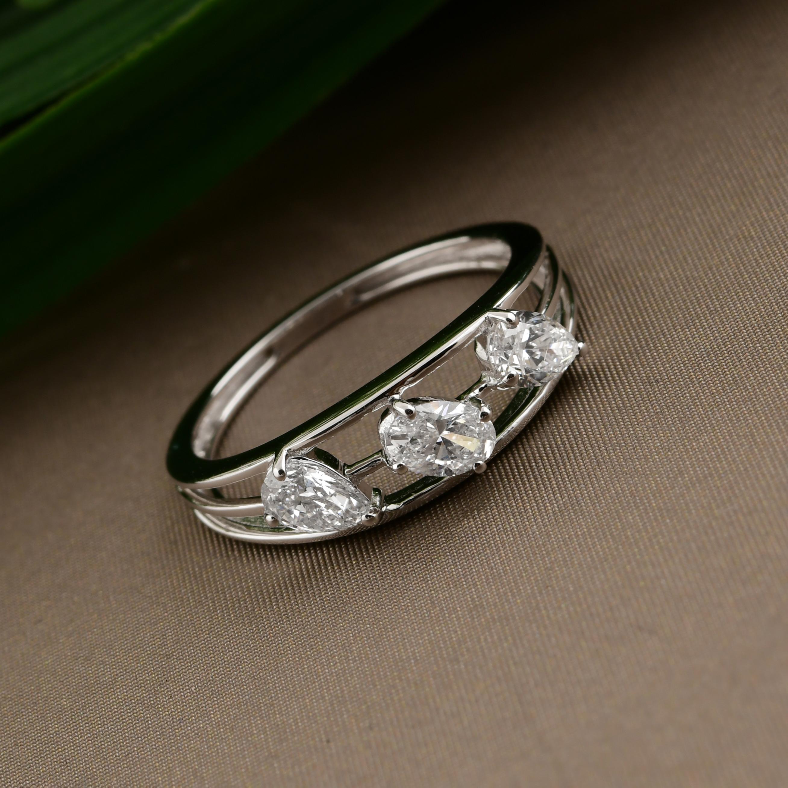 En vente :  Bague à trois pierres en or blanc 14k avec diamant naturel SI/H de forme ovale de poire Tous droits payés 5