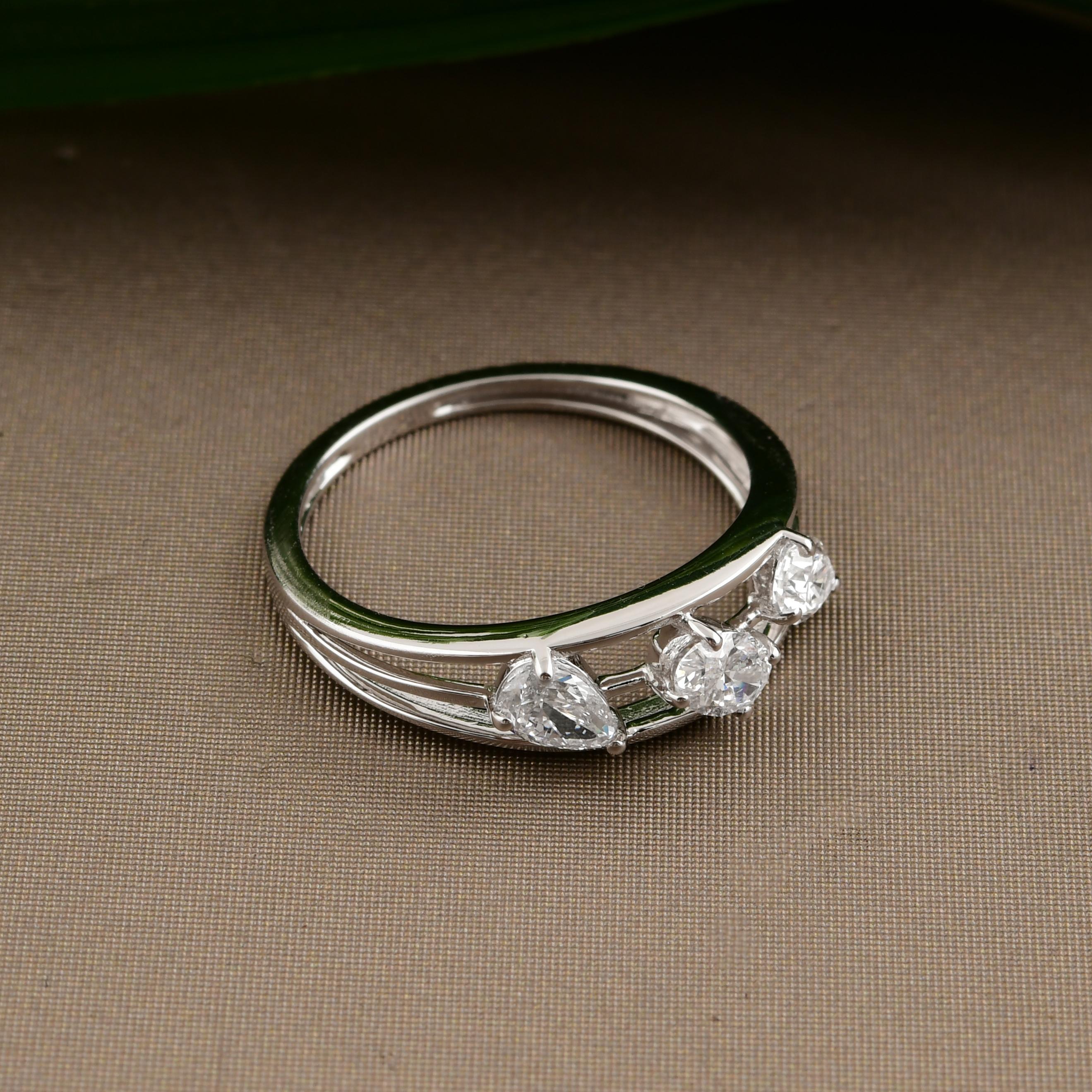 En vente :  Bague à trois pierres en or blanc 18k avec diamant naturel SI/H de forme ovale de poire Tous les tarifs ont été payés 8