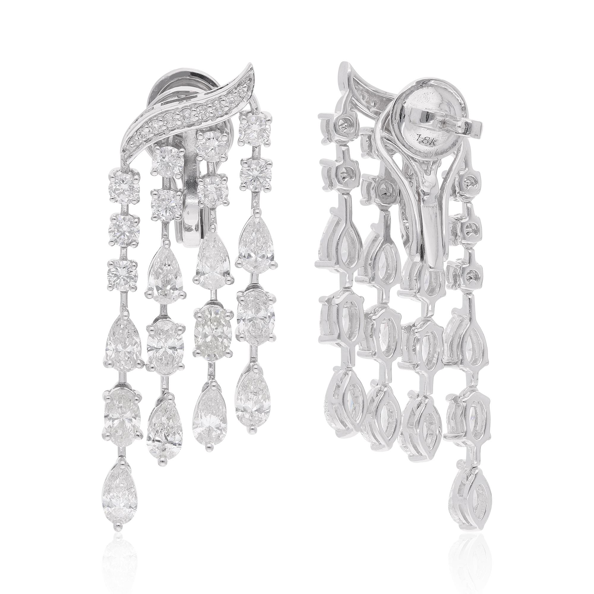Die Chandelier-Ohrringe mit birnenförmigen, ovalen und runden Diamanten aus 18 Karat Weißgold sind ein atemberaubendes und glamouröses Paar feiner Schmuckstücke. Jeder Ohrring ist mit einer Kombination aus birnenförmigen, ovalen und runden Diamanten