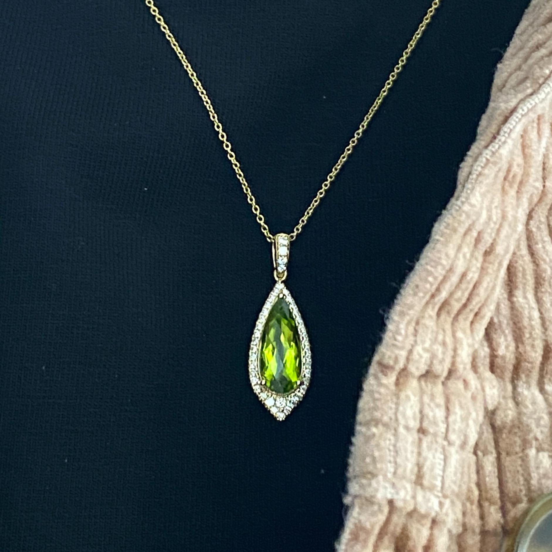 Birnenförmiger Peridot-Anhänger mit Diamant-Halo aus 14k Gold mit 3 Karat natürlichen Edelsteinen (Tropfenschliff) im Angebot