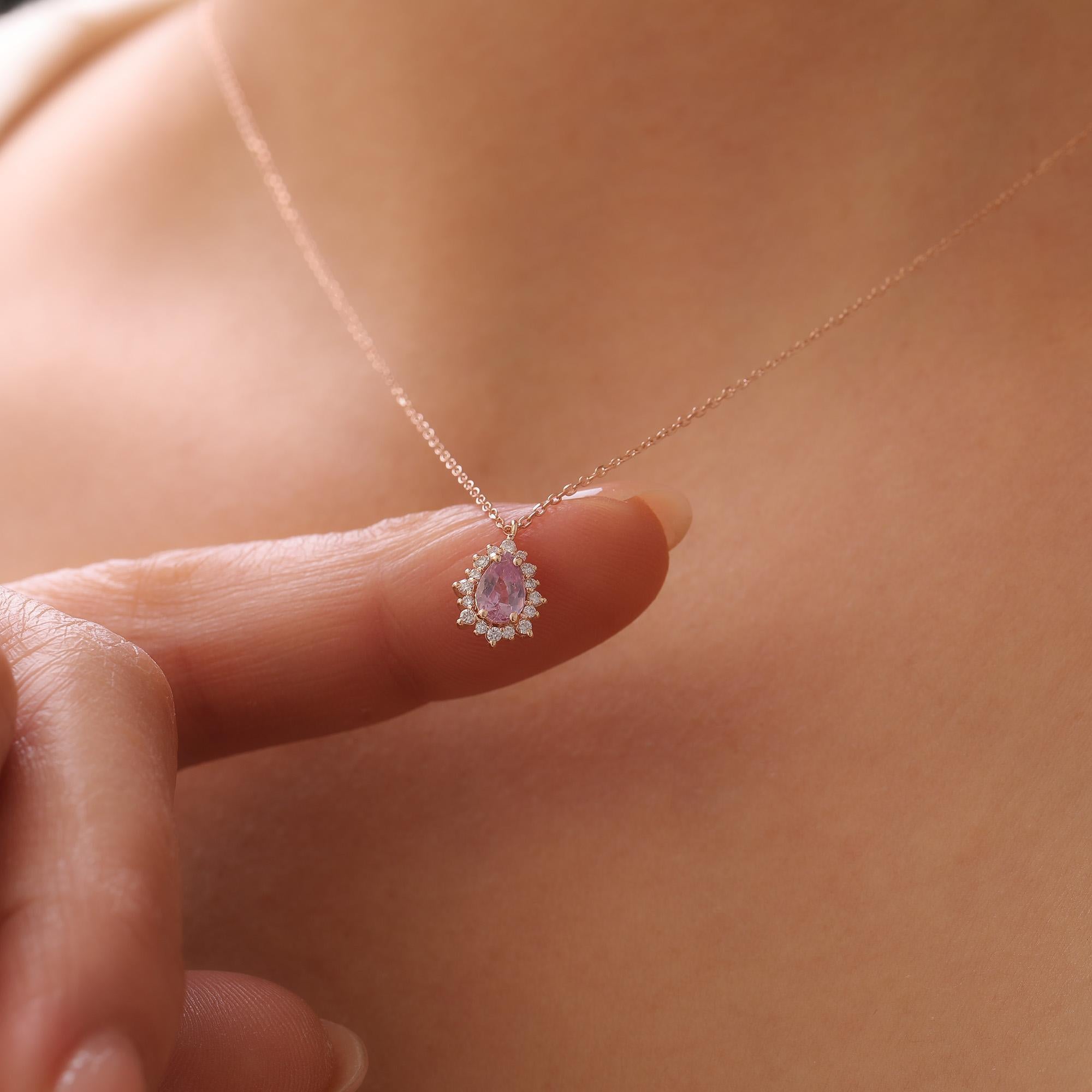 Birne Pink Saphir und Diamant Halskette

Dieser Artikel wird auf Bestellung gefertigt, teilen Sie uns Ihre gewünschte Goldfarbe und Kettenlänge mit 

Einzelheiten zum Produkt :

- • Auf Bestellung gefertigt

- • Gold Kt: 14kt

- • Verfügbare