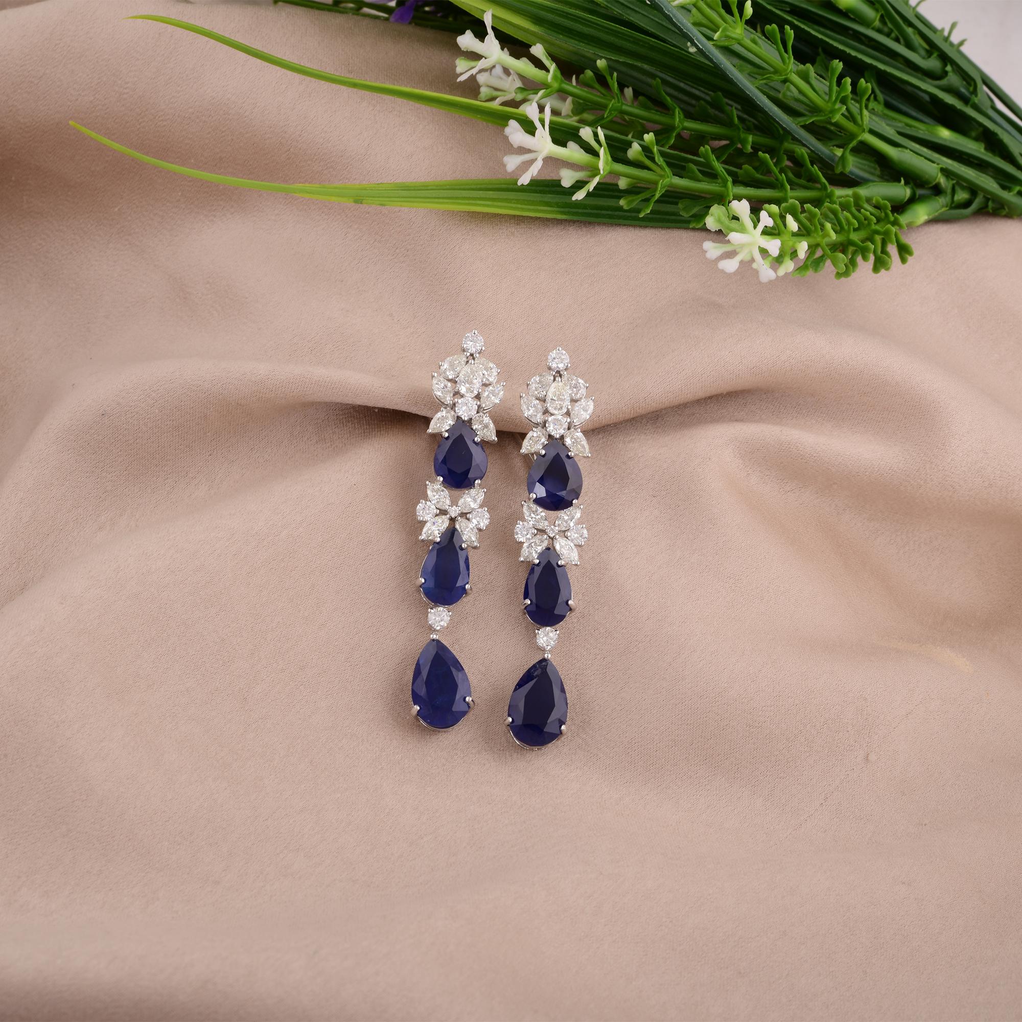 Moderne Pendants d'oreilles en or blanc 18 carats avec pierres précieuses bleues en poire et diamants, fabrication artisanale en vente
