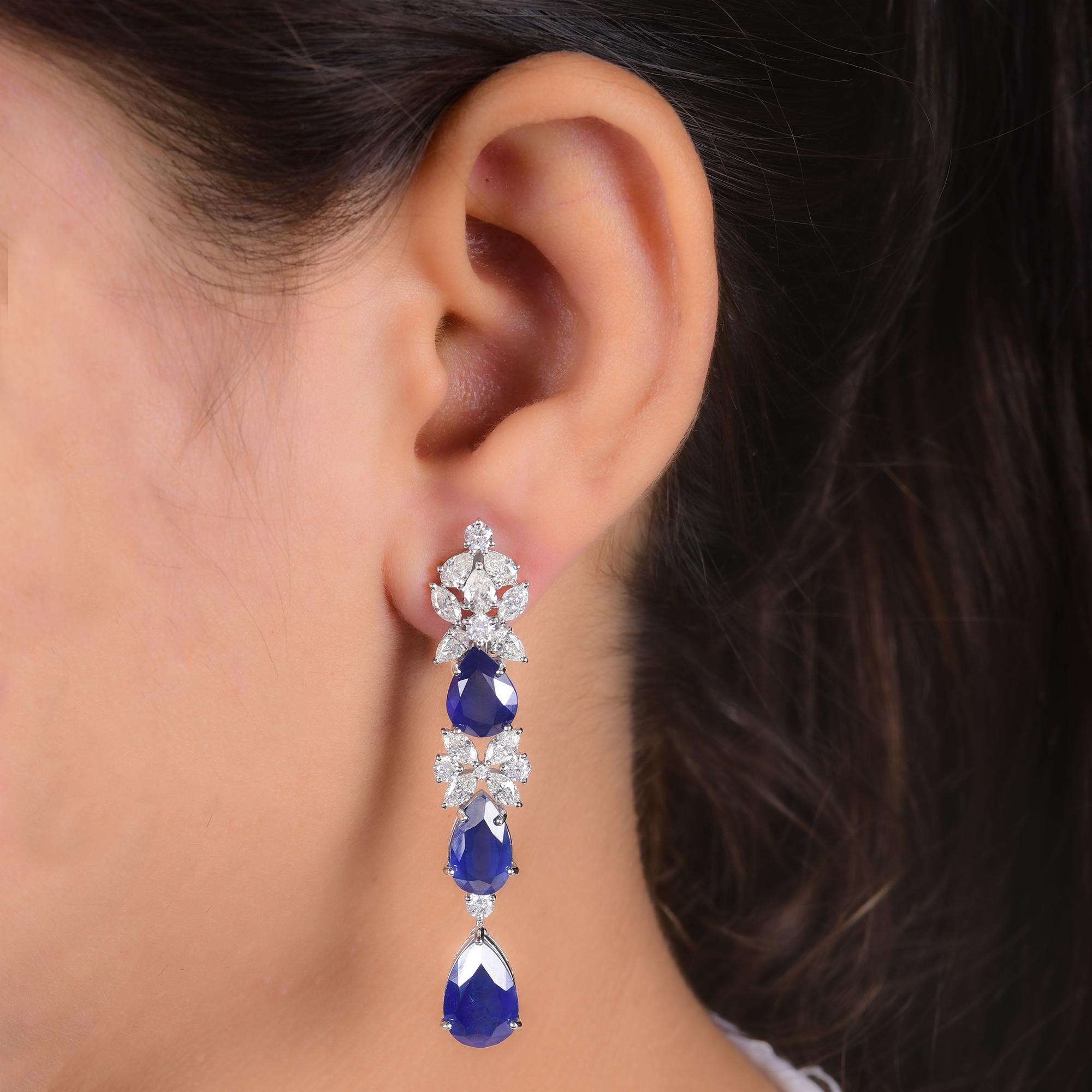 Taille ronde Pendants d'oreilles en or blanc 18 carats avec pierres précieuses bleues en poire et diamants, fabrication artisanale en vente