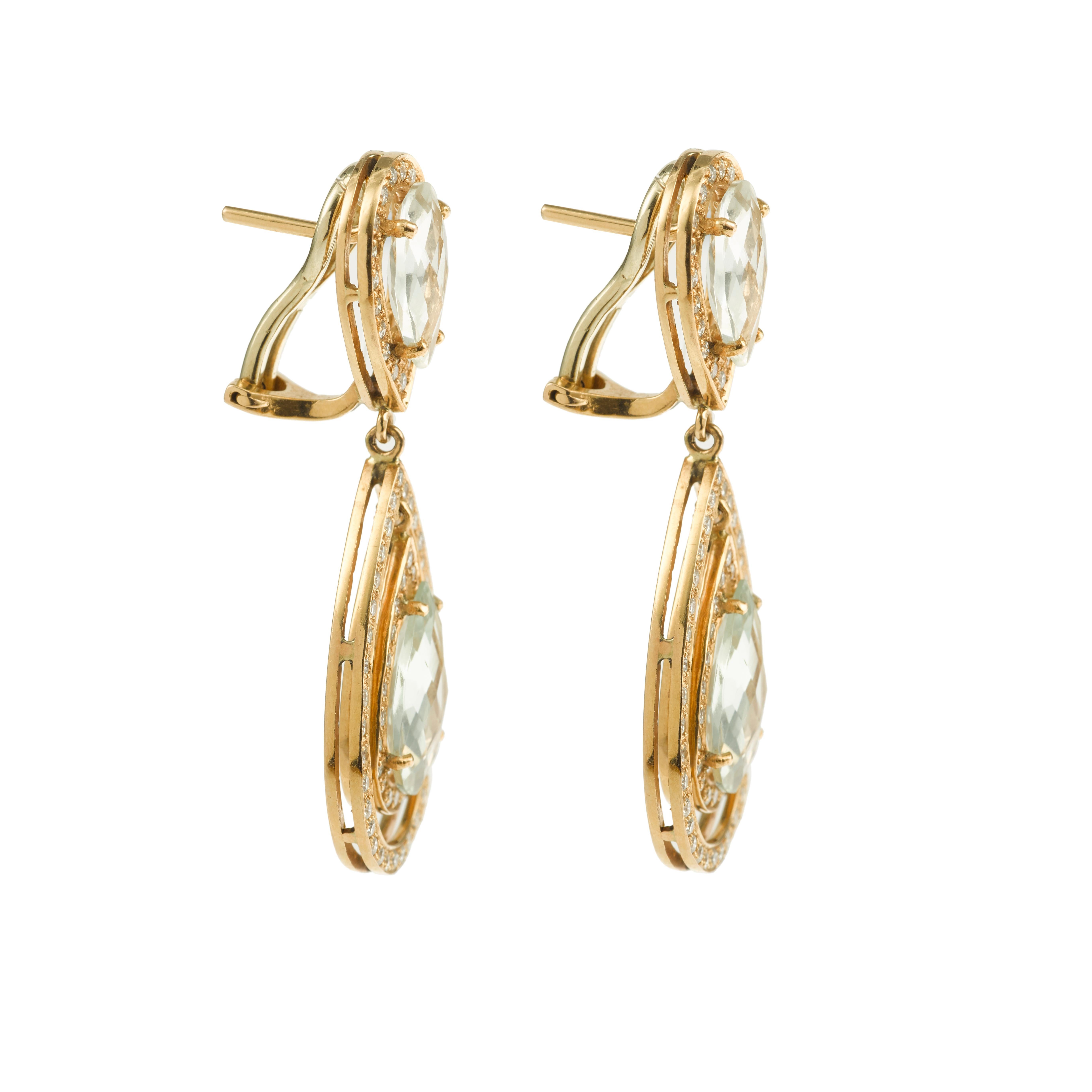 Spectacular and original pear cut quartz drops earrings surrounded by  2 circles of diamonds pave.

Yellow gold 18 carats, 750/1000eme

Diamonds weight approx: 1.50 cts

Height: 48mm

Width: 20mm

One of the kind!

Very elegant and chic !
