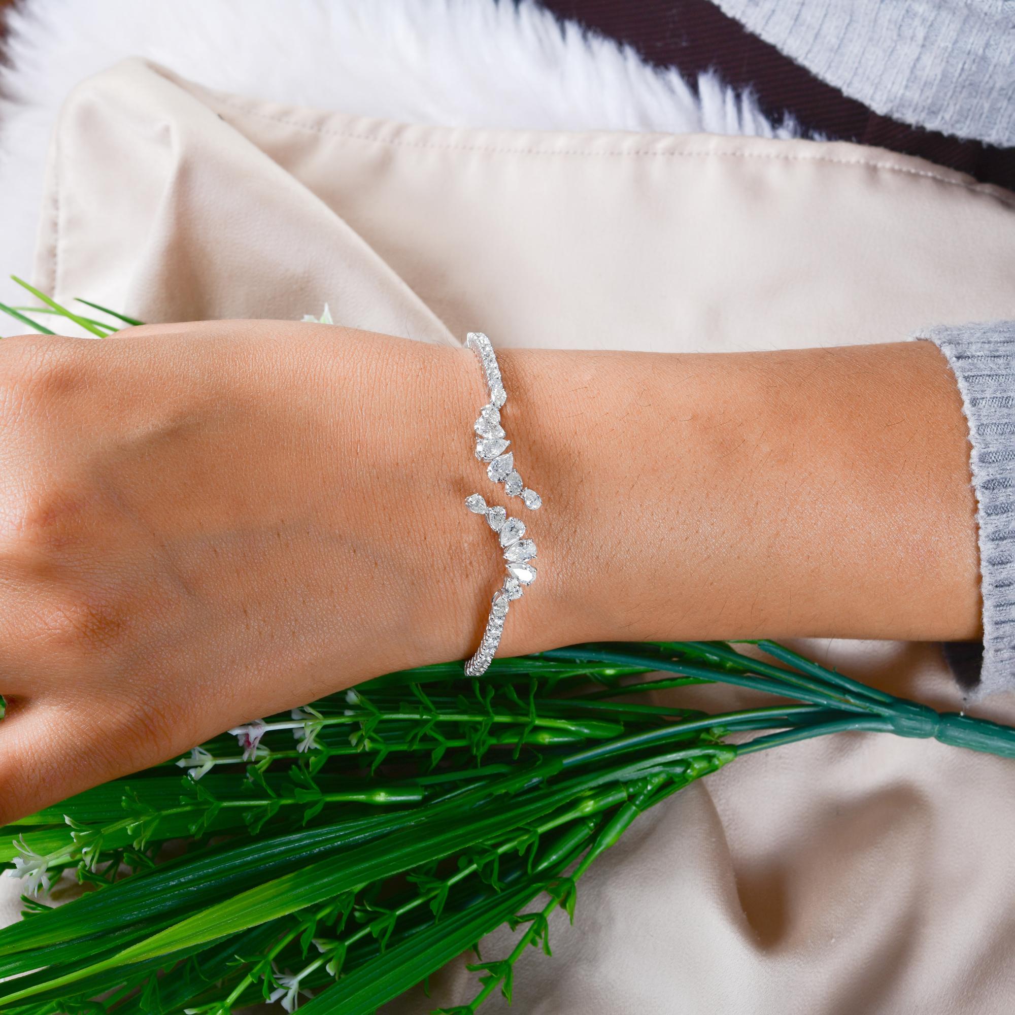 Bracciale aperto con diamanti naturali a forma di pera da 3,87 carati SI/H Oro bianco 18 carati
Questo affascinante bracciale presenta un design a bracciale aperto, splendidamente modellato per adattarsi al polso con comfort e raffinatezza. Le