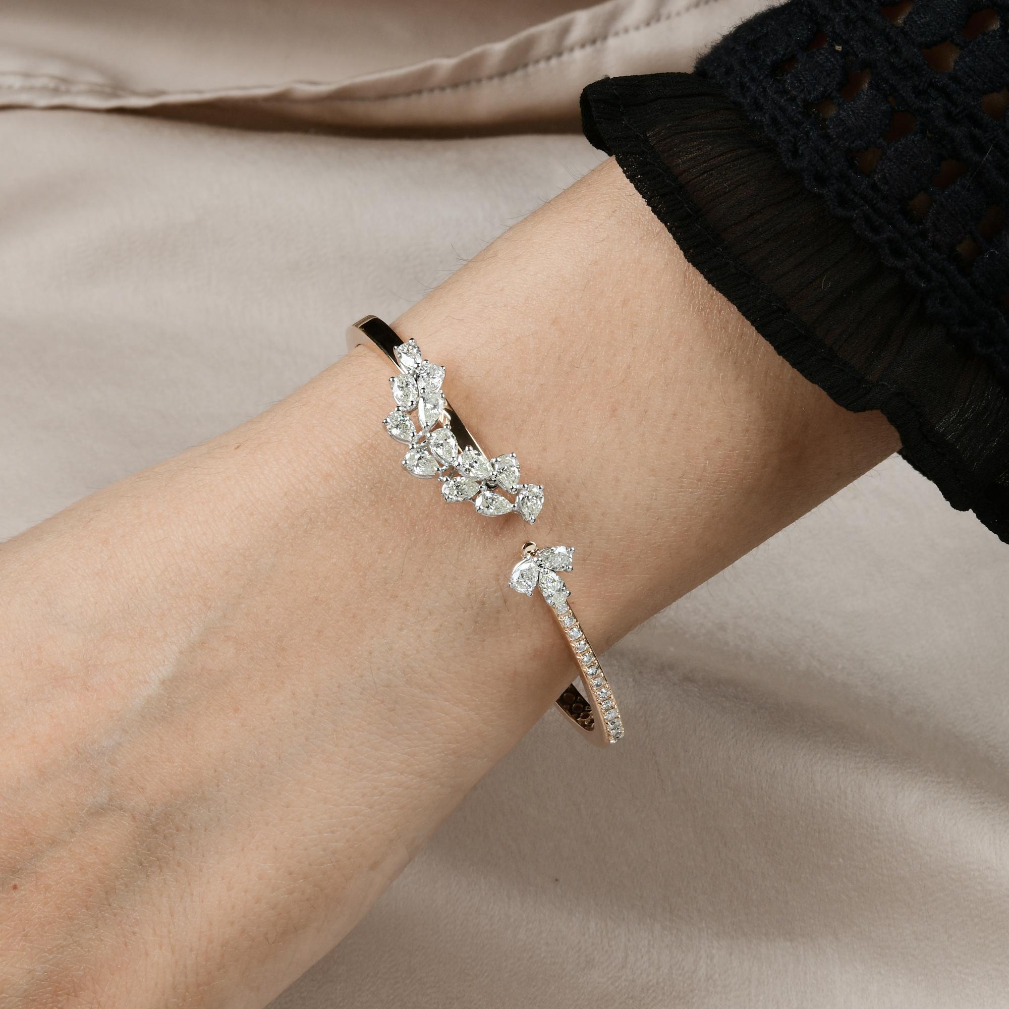 Pera talla redonda SI/H 2.70Ct Pulsera puño racimo floral de diamantes Oro rosa 18k 
El diseño presenta diamantes de talla redonda y pera engastados de forma intrincada que se unen para parecerse a flores florecientes, creando un flujo natural y