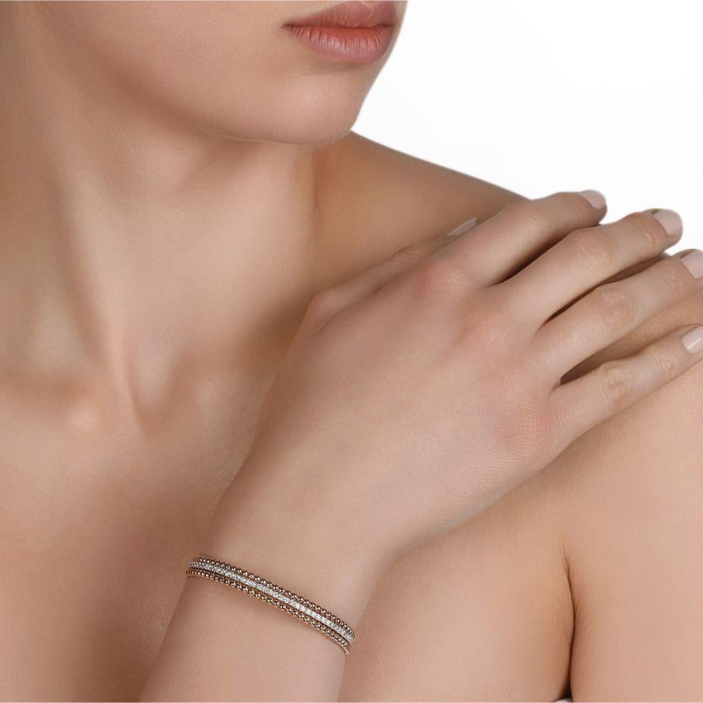 Bracelet manchette poire et diamants ronds en or blanc et jaune 18 carats - Large

1.38 Cts de diamants, couleur G-H, pureté VS-SI
12.1 gramme d'or blanc et jaune 18K
Disponible dans d'autres tailles : Moyen, petit

Il n'y a pas deux produits