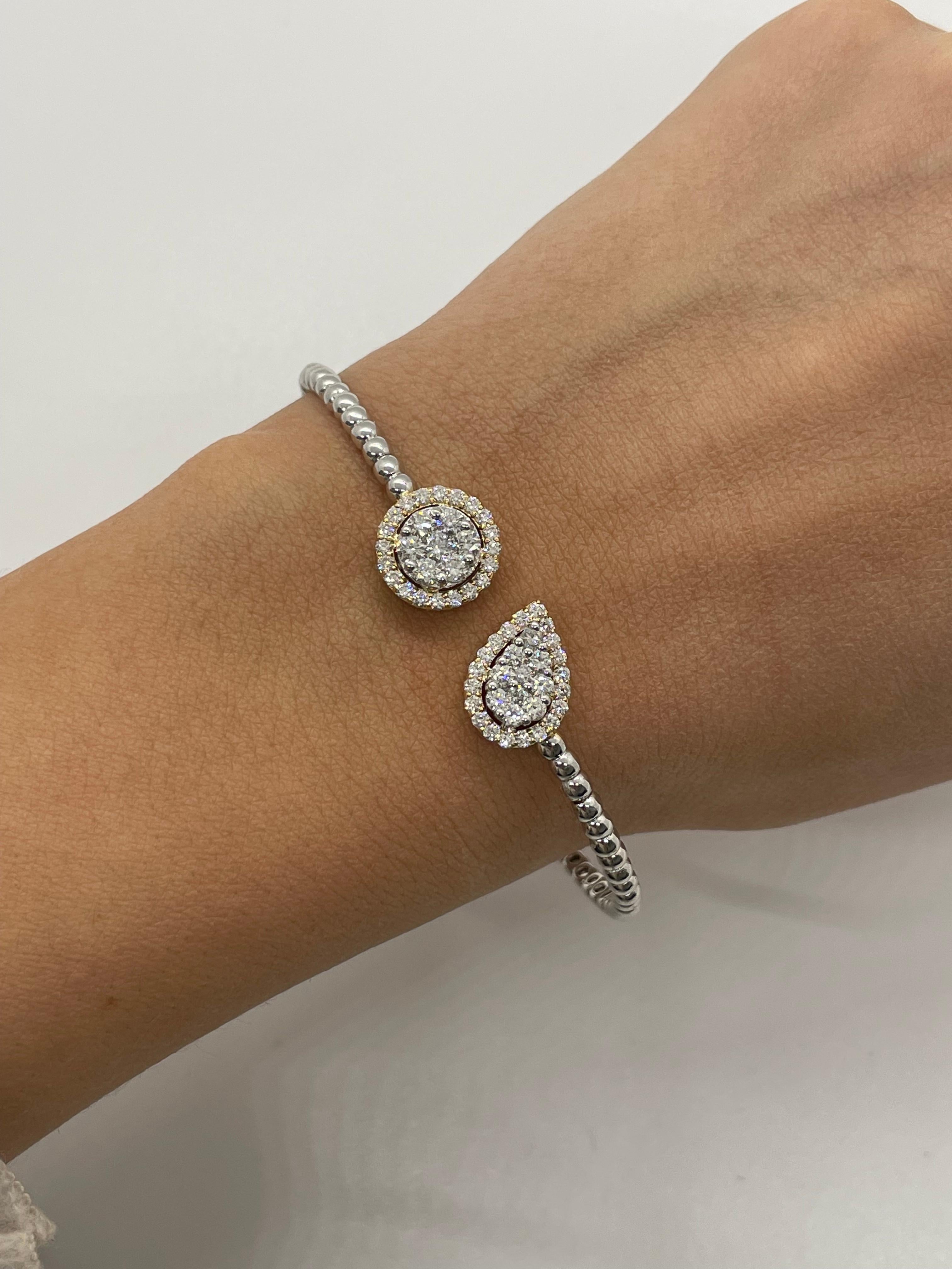 Taille ronde Grande manchette en or blanc et jaune 18 carats avec diamants en forme de poire et diamants ronds d'illusion en vente