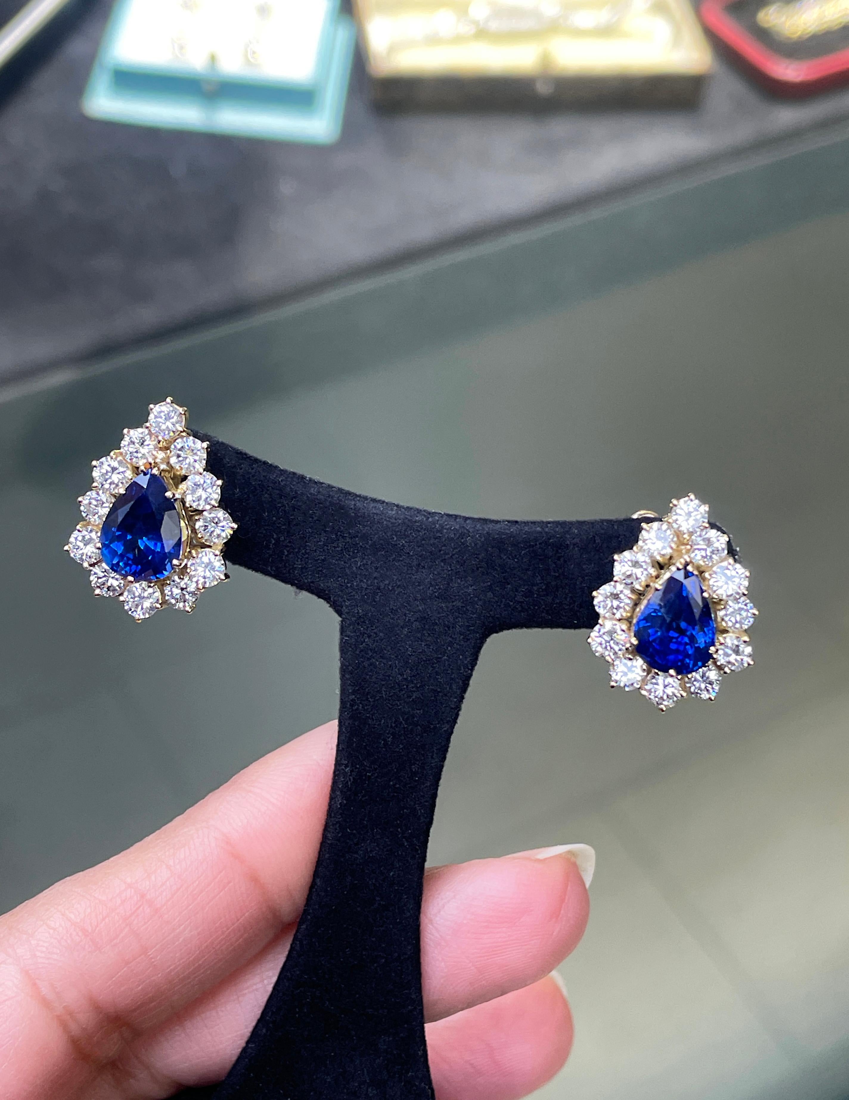 Pear Royal Blue Sapphire and Diamond Cluster 18 Carat Yellow Gold Stud Earrings In Excellent Condition For Sale In London, GB