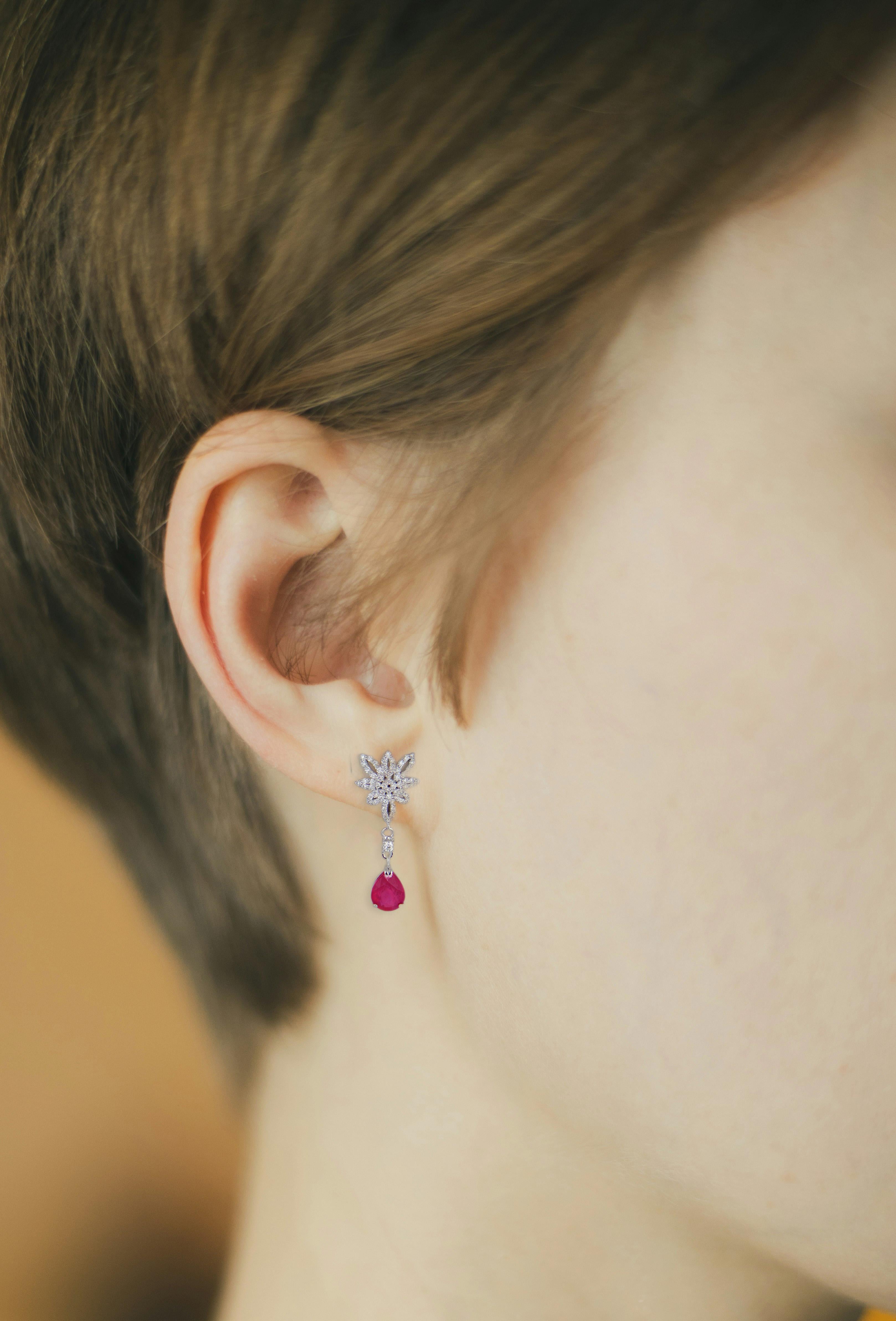 Pendientes colgantes de oro de 14k con rubí pera en venta 1