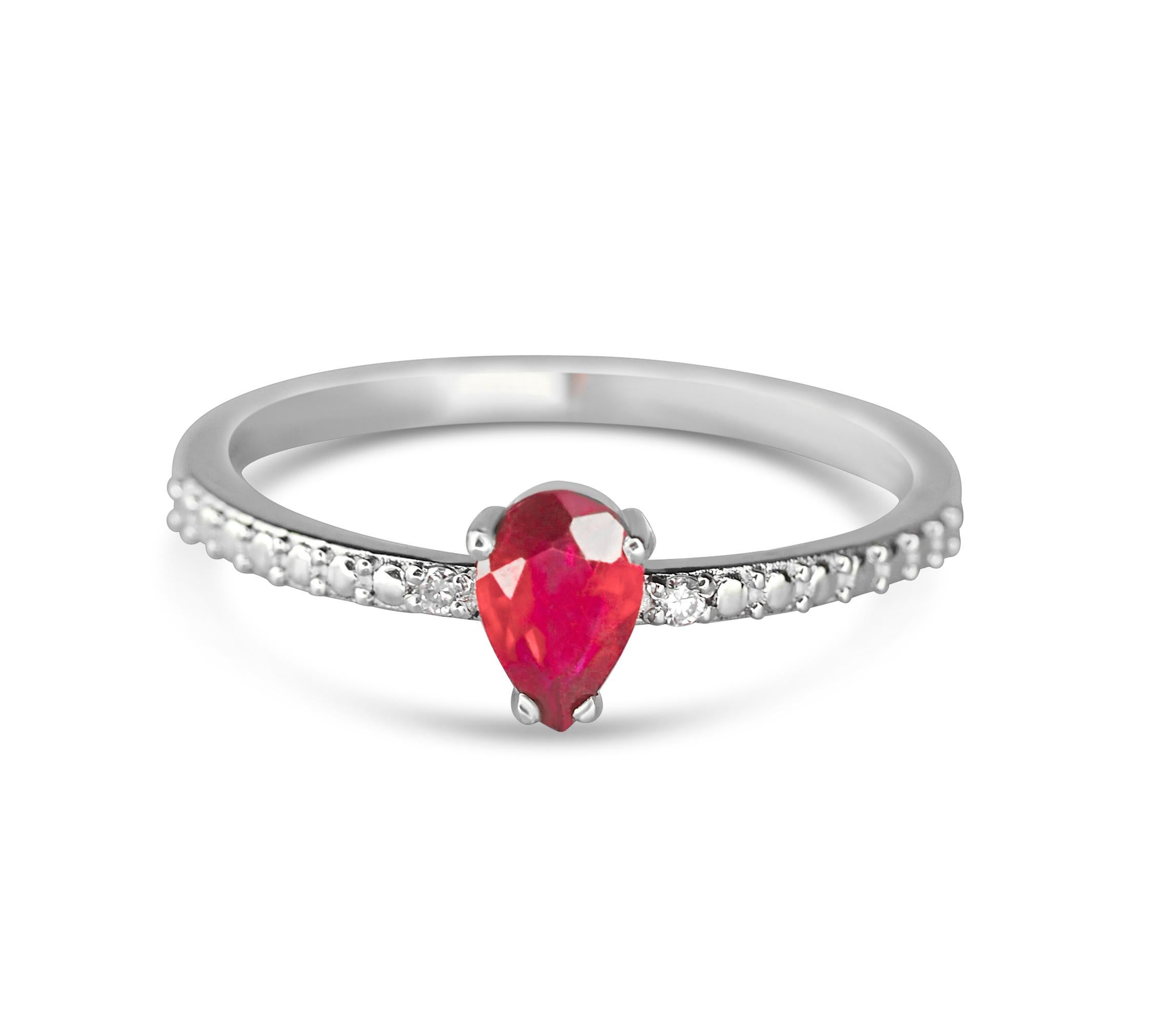 Pear ruby 14k gold ring. In New Condition For Sale In Istanbul, TR