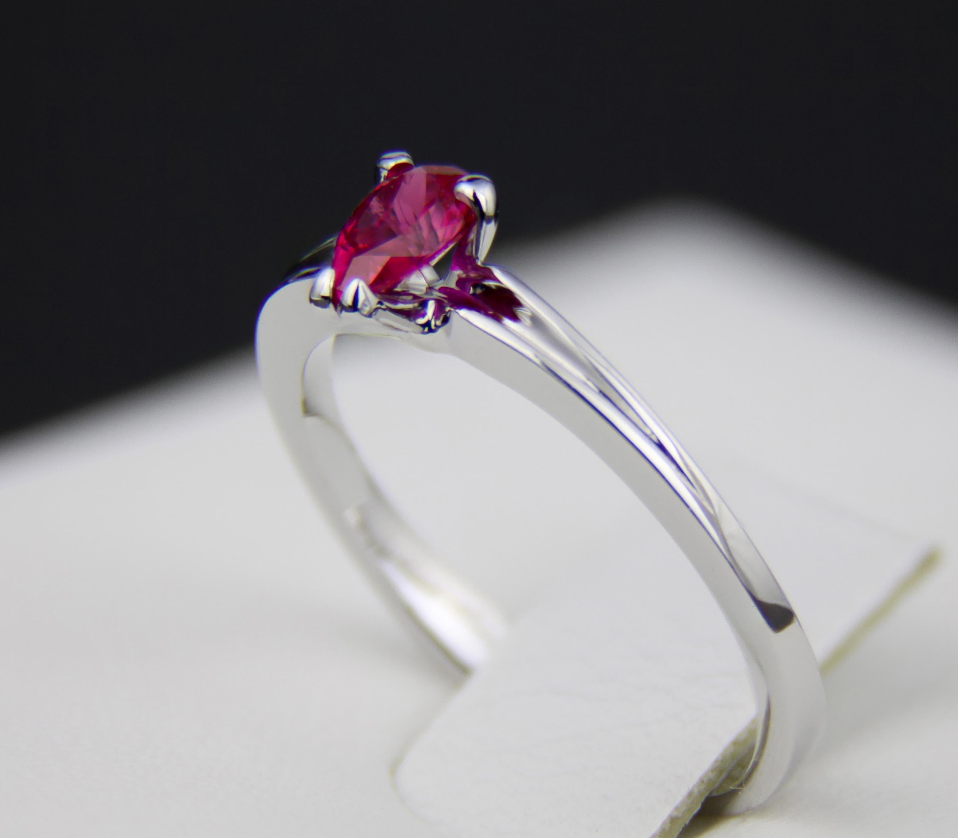 in vendita:  Anello con rubino a pera in oro 14k 5