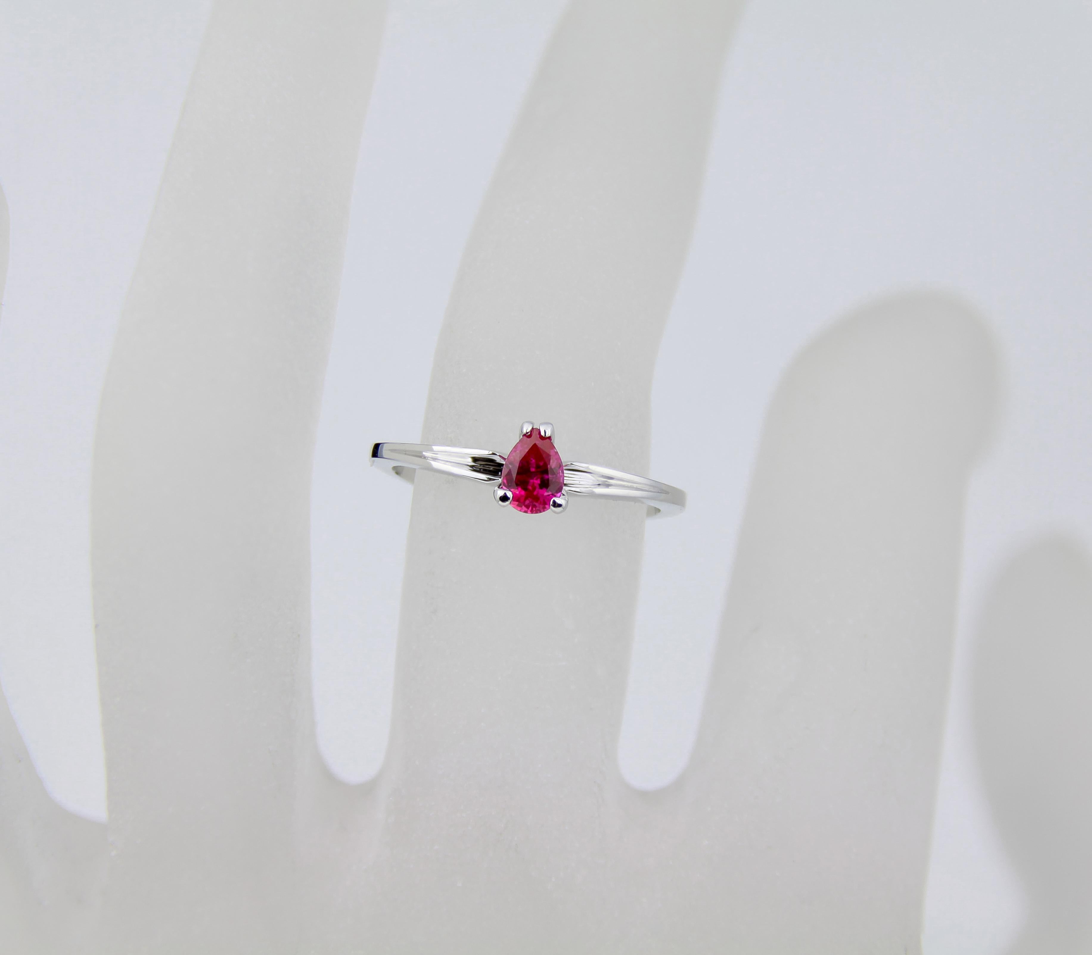 in vendita:  Anello con rubino a pera in oro 14k 9