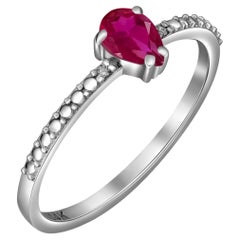 Anillo de oro de 14k con rubí pera.