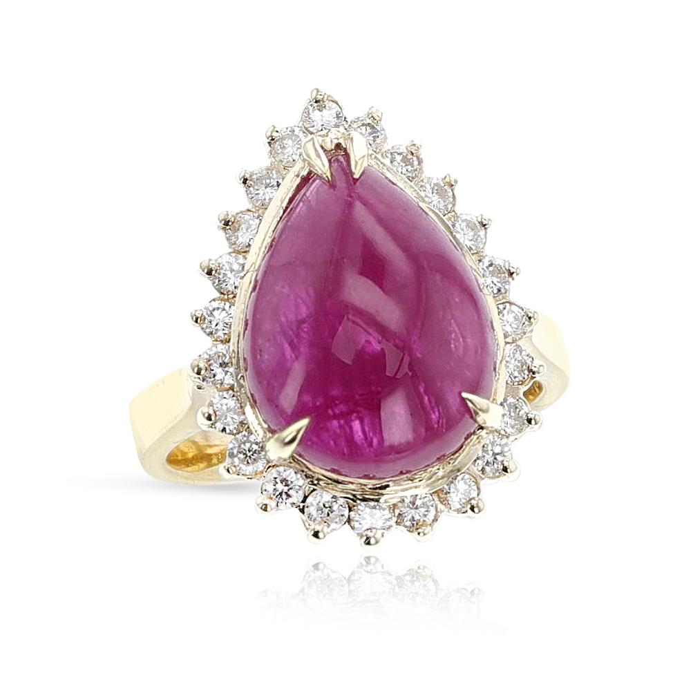 Un Anillo de Cabujón de Rubí Pera y Diamantes realizado en Oro Amarillo de 14k. El rubí pesa 6,91 quilates y los diamantes 0,65 quilates. La talla del anillo es 6,50 US. El peso total del anillo es de 7,35 gramos.