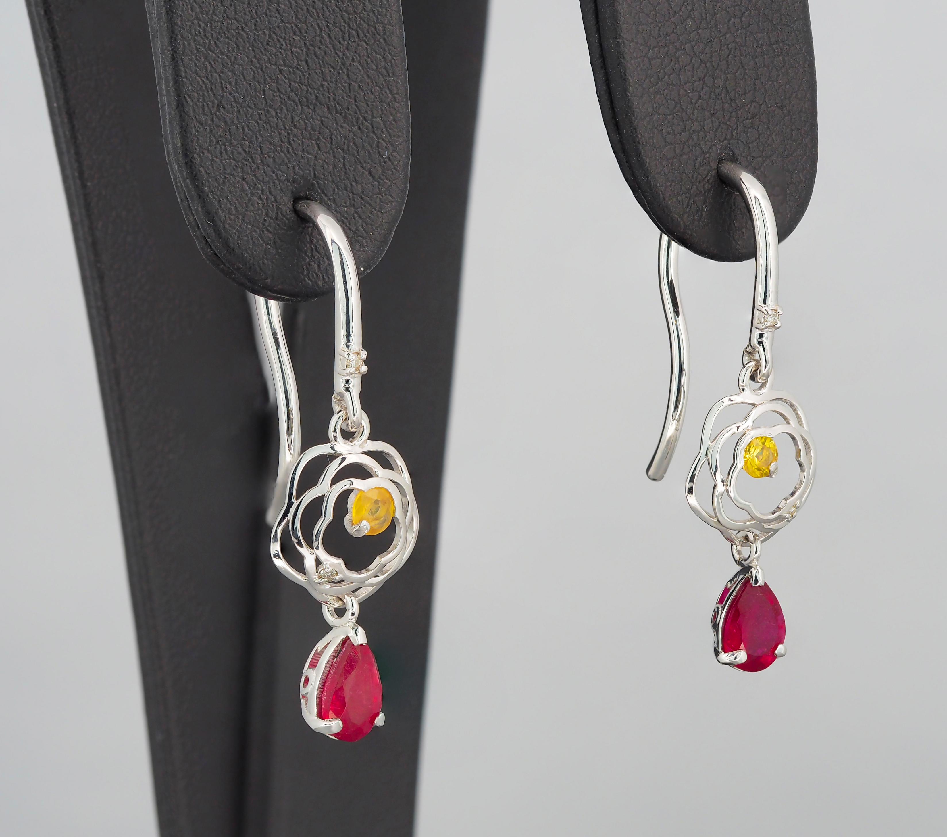 Modern Pear ruby drop earrings in 14k gold.  For Sale