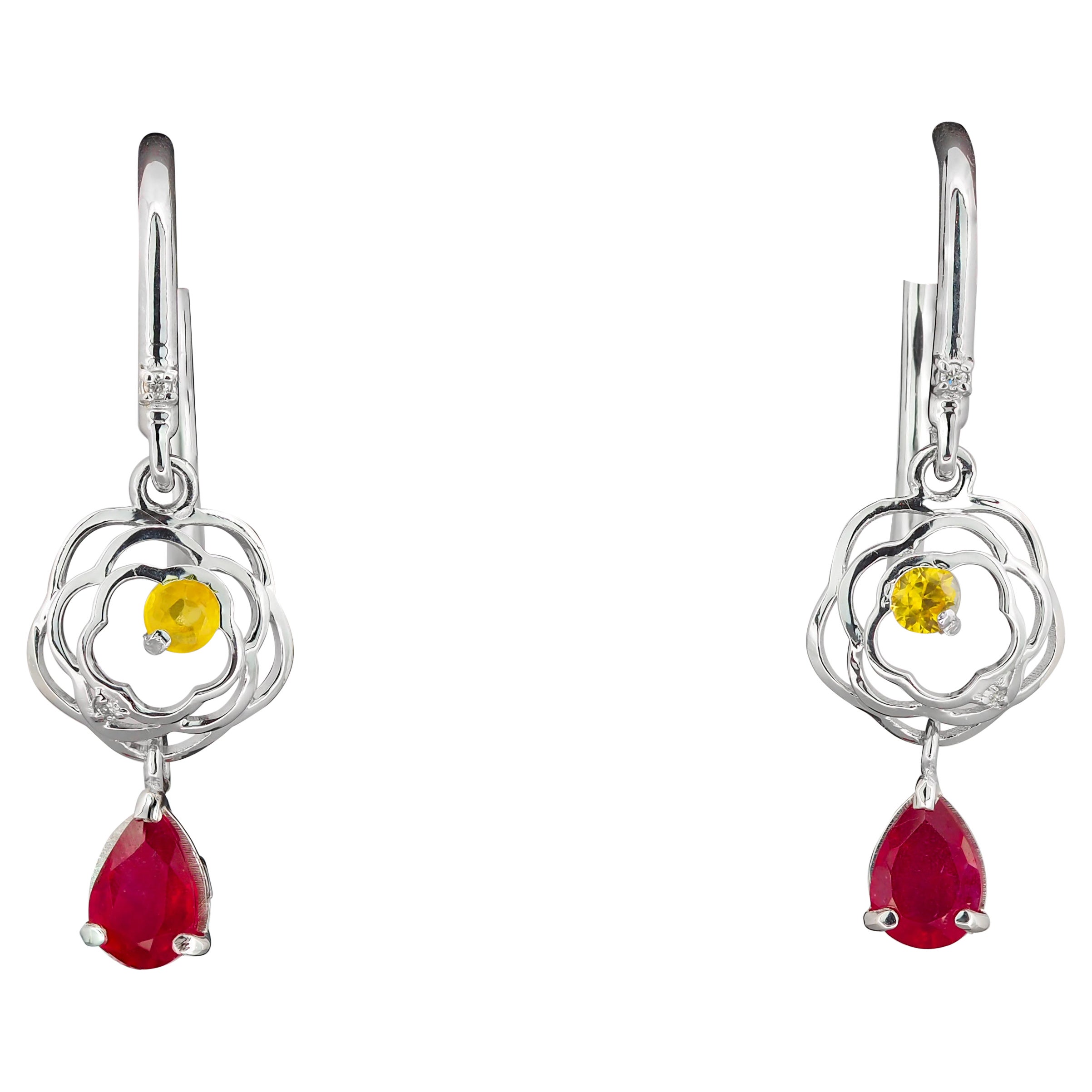 Tropfenohrringe mit Birnenrubin aus 14k Gold.