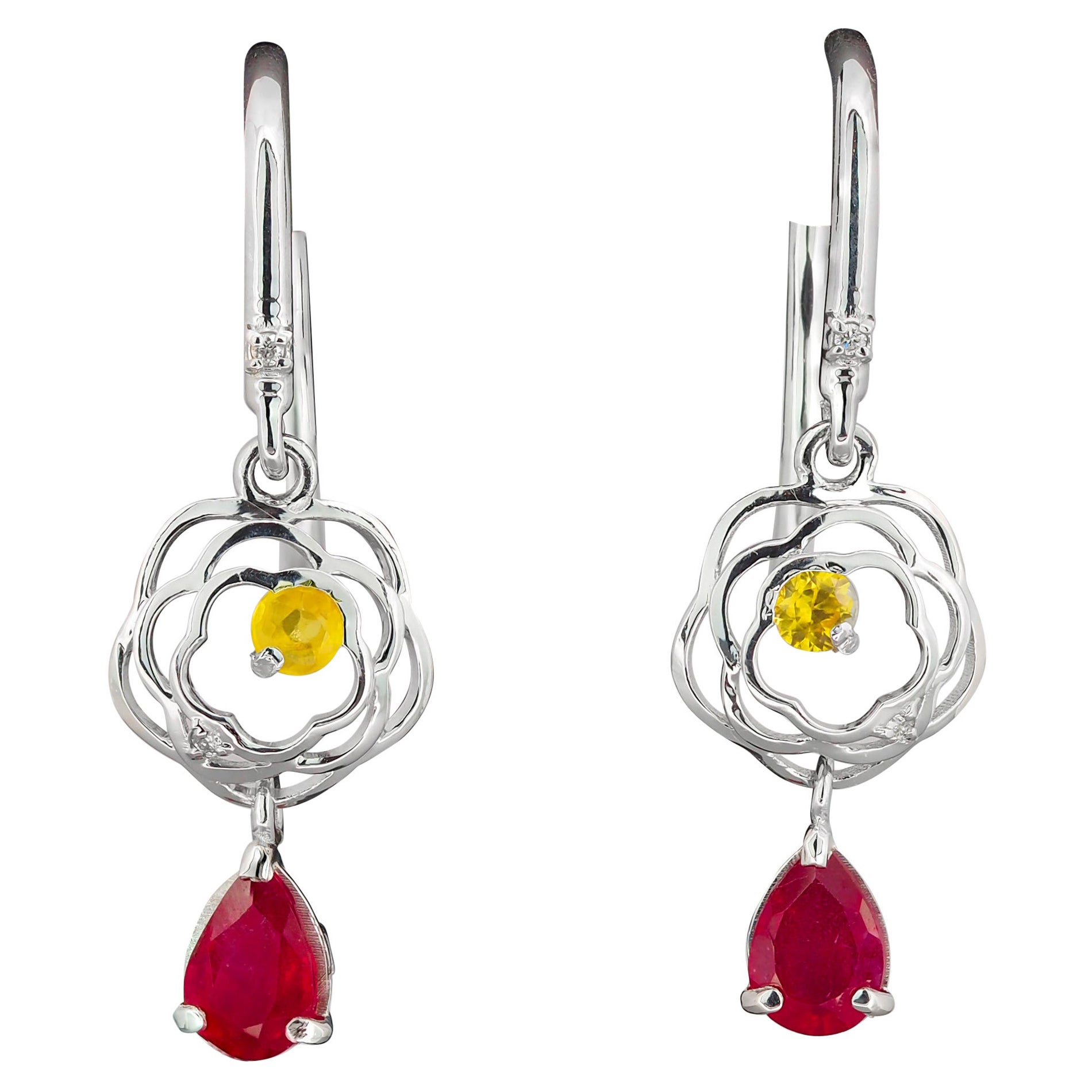 Tropfenohrringe mit Birnenrubin aus 14k Gold.
