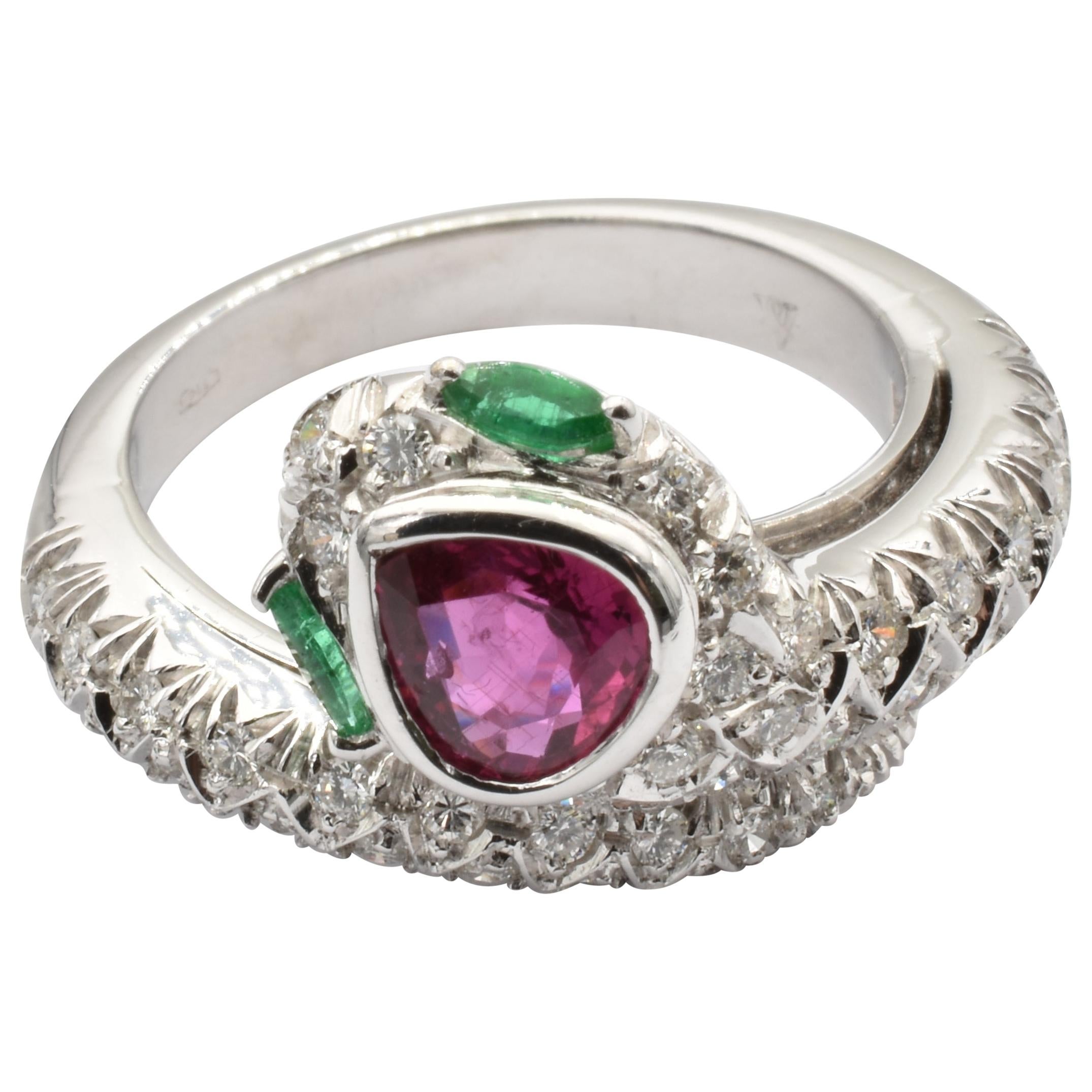 Bague serpent en or blanc en forme de poire, rubis, émeraudes et diamants, fabriquée en Italie