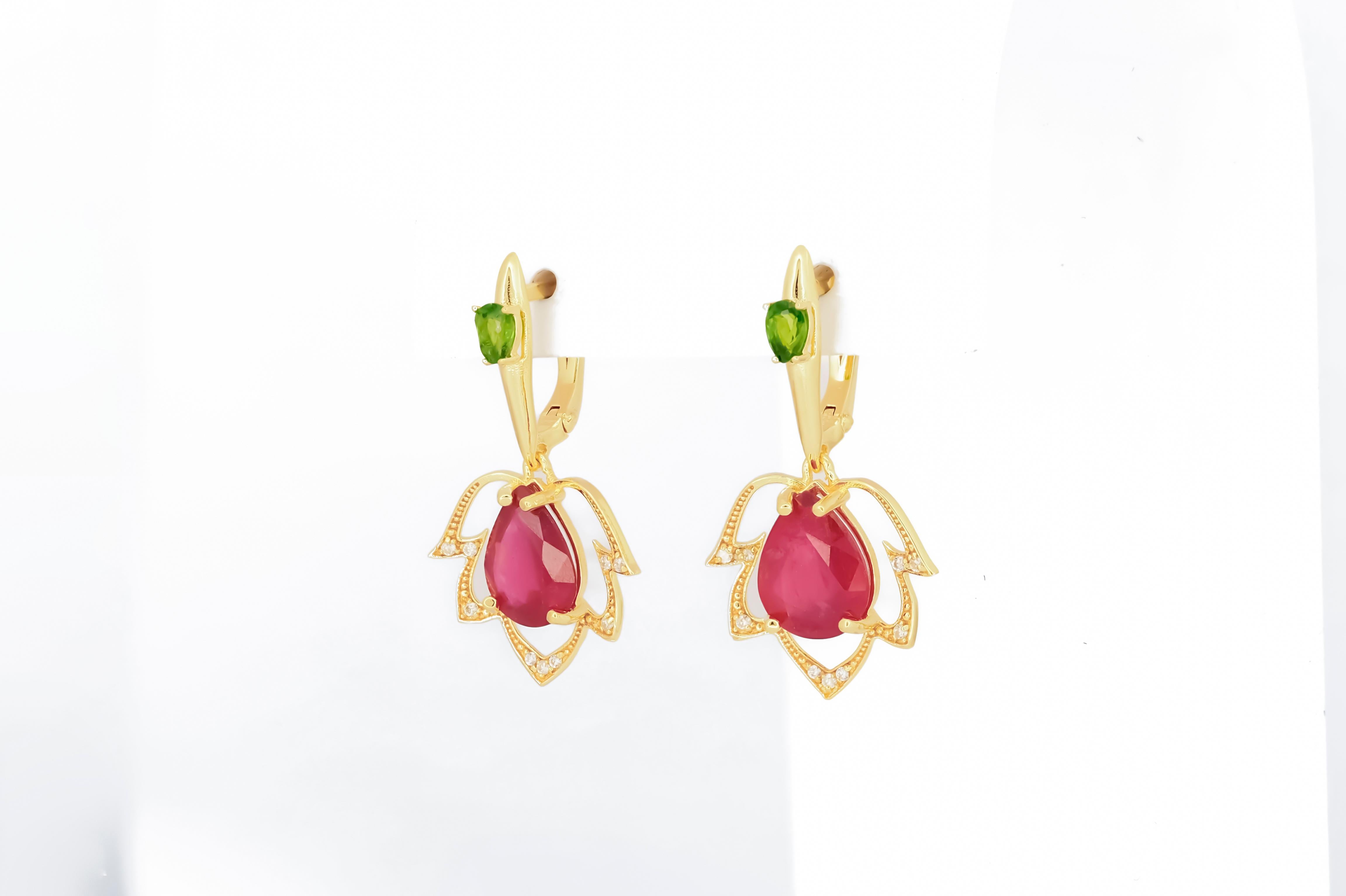 Pear ruby flower 14k gold earrings. In New Condition For Sale In Istanbul, TR