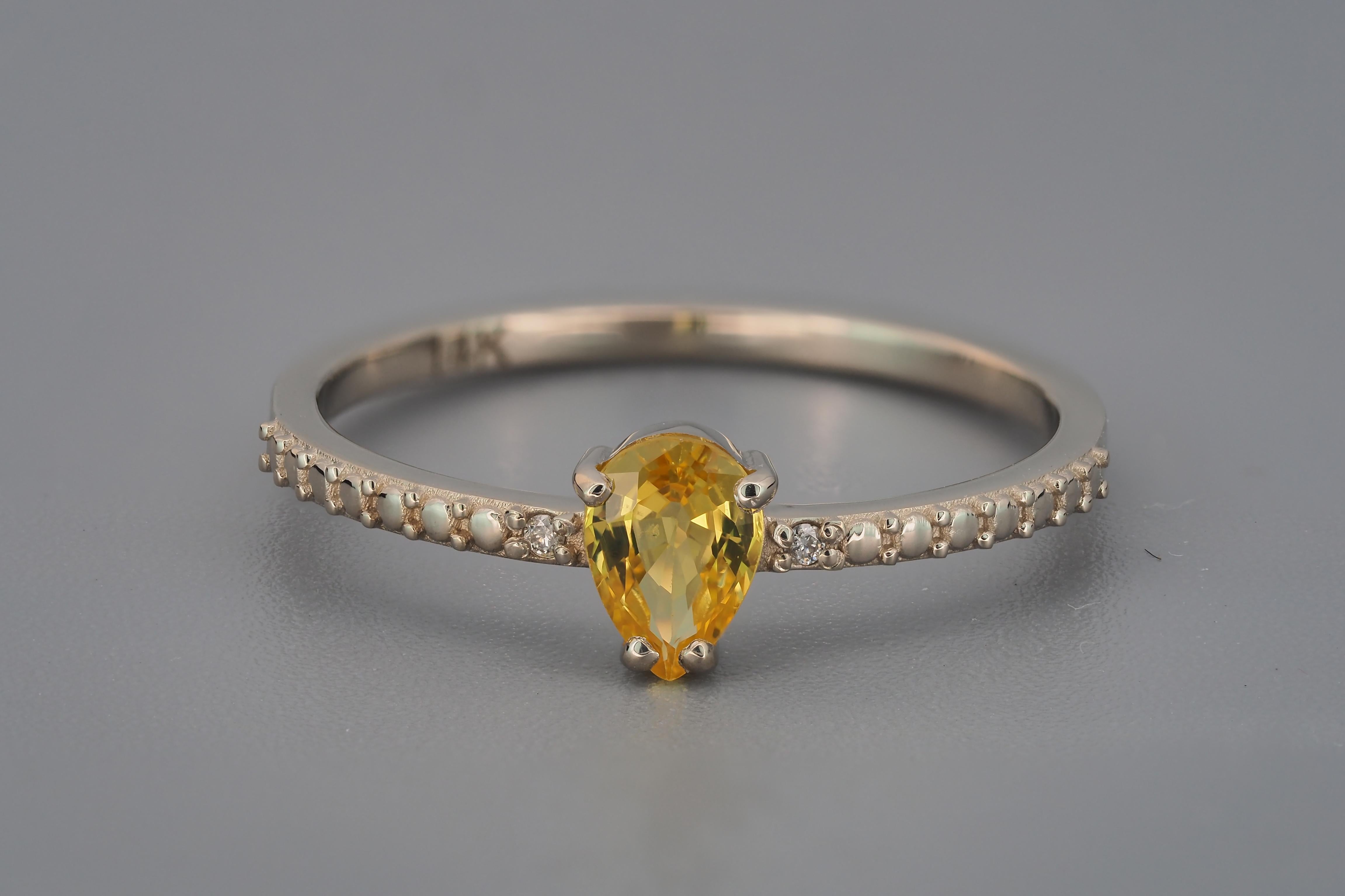 Modern Pear sapphire 14k gold ring.  For Sale