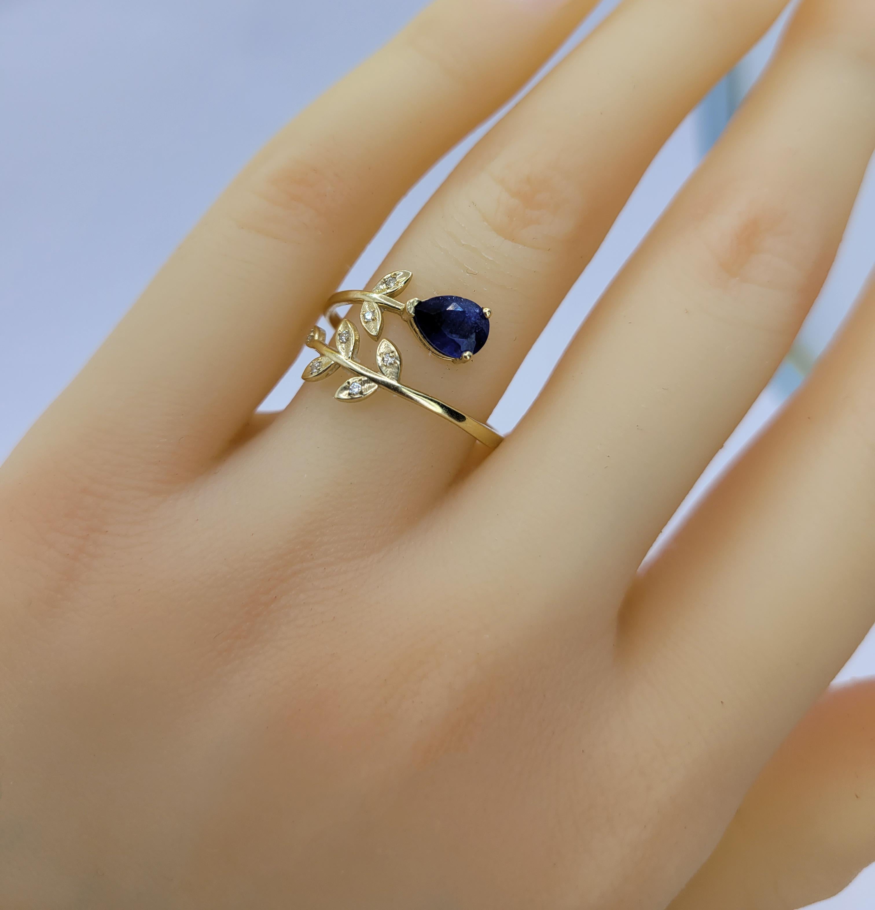 Women's Pear sapphire 14k gold ring. For Sale