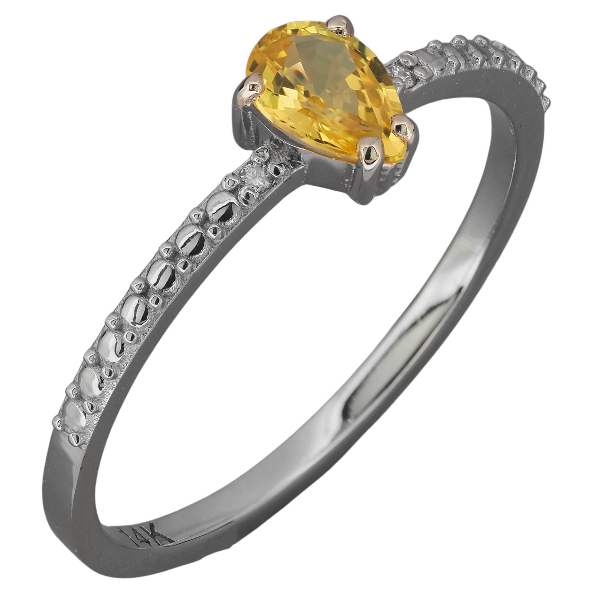 Bague en or 14k avec saphir en forme de poire. 