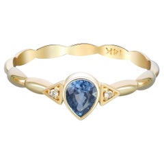 Anillo de oro de 14k con zafiro pera.