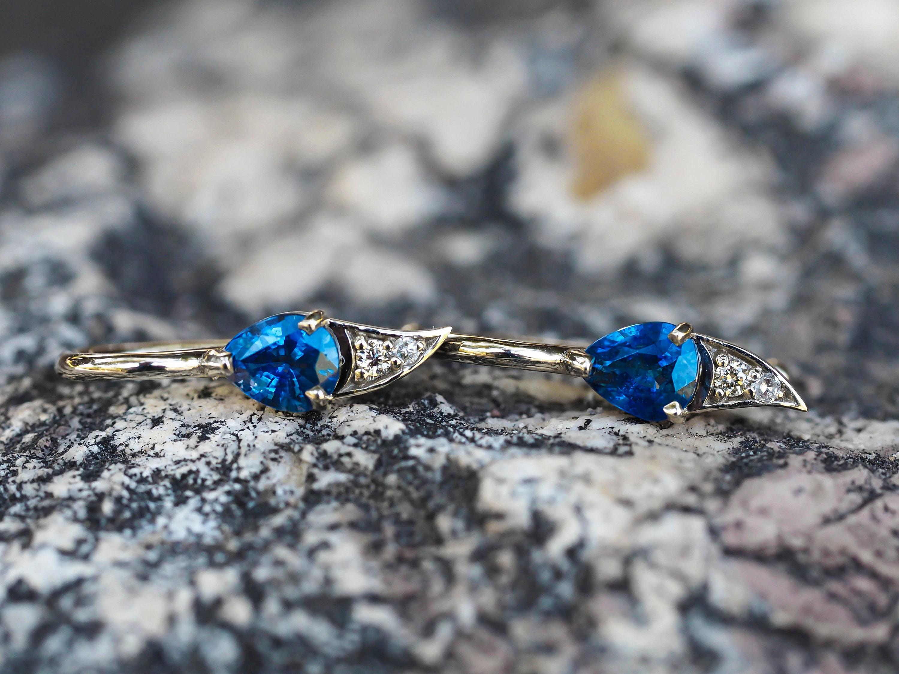 Pear Cut Pear sapphires earrings For Sale
