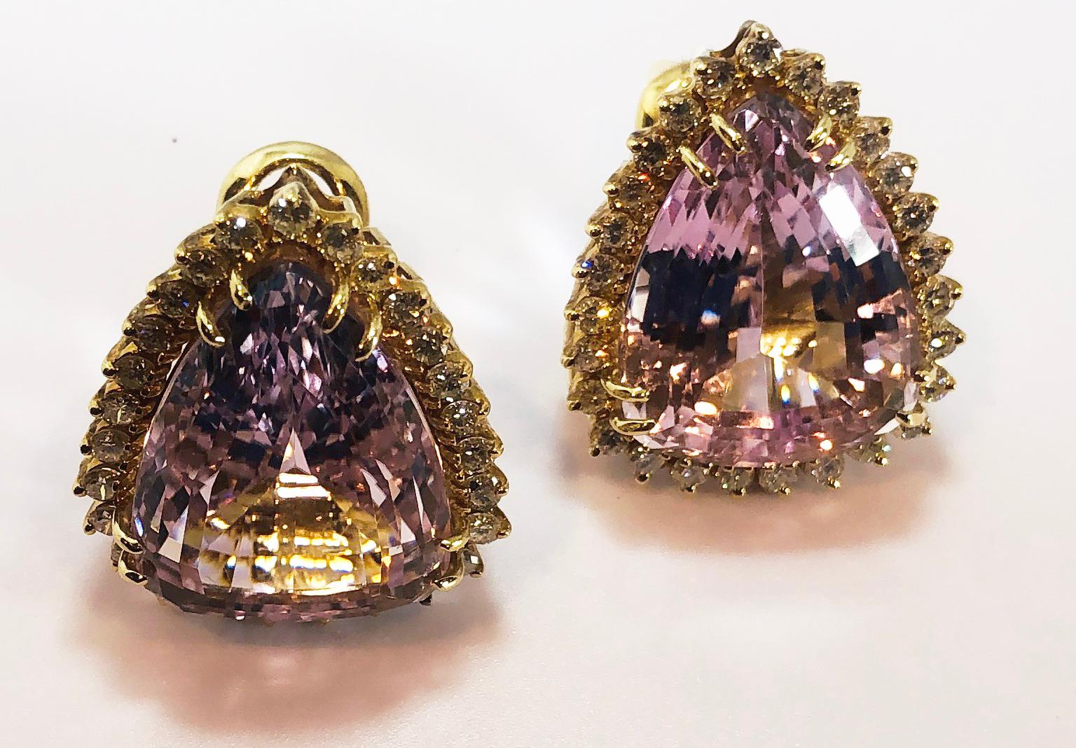 Contemporain Boucles d'oreilles en or jaune 18 carats avec kunzite en forme de poire de 30 carats et diamants en vente